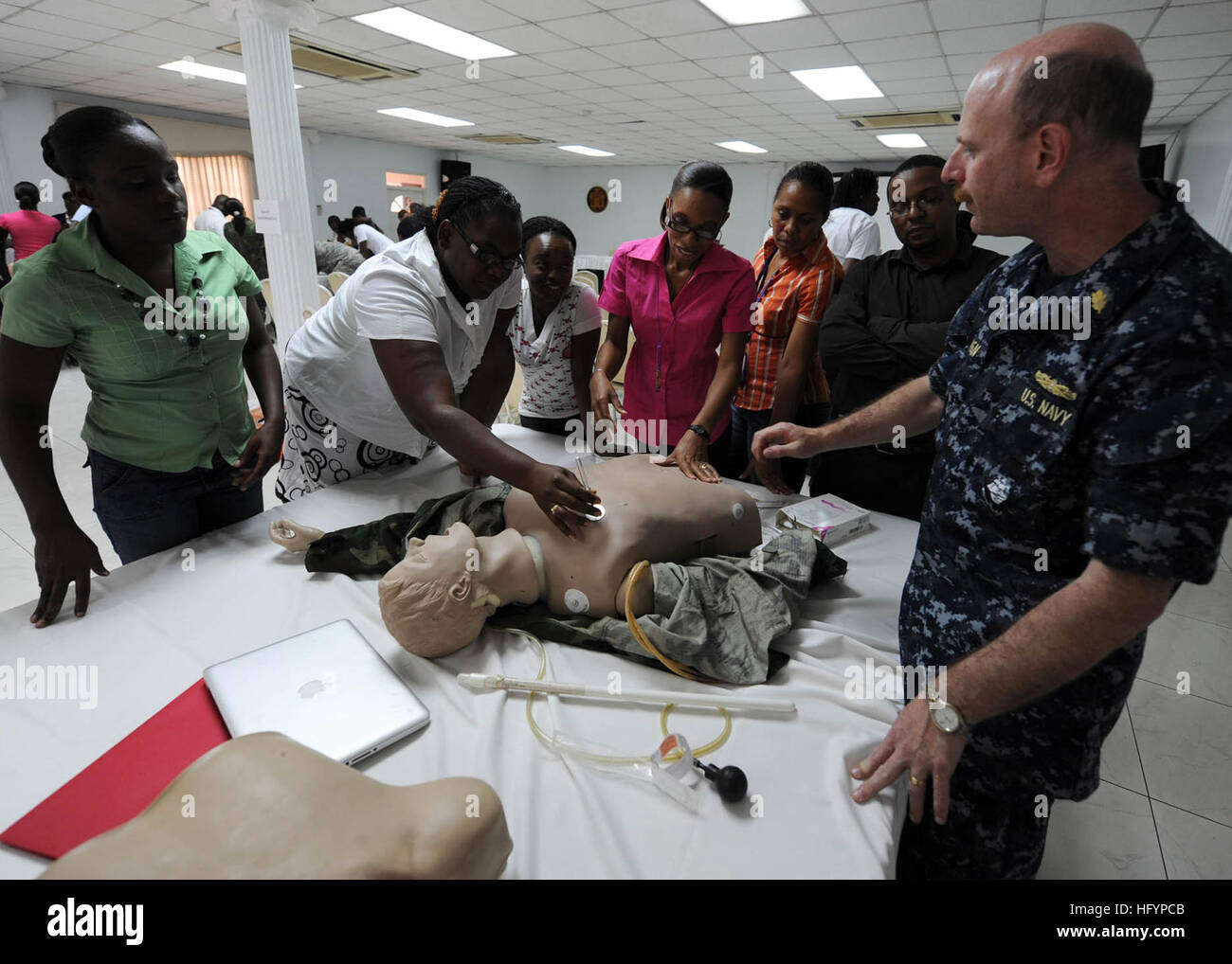 110418-N-QD416-072 KINGSTON, Jamaika (18. April 2011) Captain David Tanen erklärt Nadel Dekompression Rettungsassistenten und Mitglieder des Gesundheitsministeriums der jamaikanischen während ein Gegenstand Expertenaustausch für anhaltende Versprechen 2011. Weiterhin verspricht eine fünfmonatige humanitäre Hilfsmission, Karibik, Mittel- und Südamerika. (Foto: U.S. Navy Mass Communication Specialist 1. Klasse Brian A. Goyak/freigegeben) US Navy 110418-N-QD416-072 Captain David Tanen erklärt Nadel Dekompression Rettungsassistenten und Mitglieder des jamaikanischen Außenministeriums Stockfoto