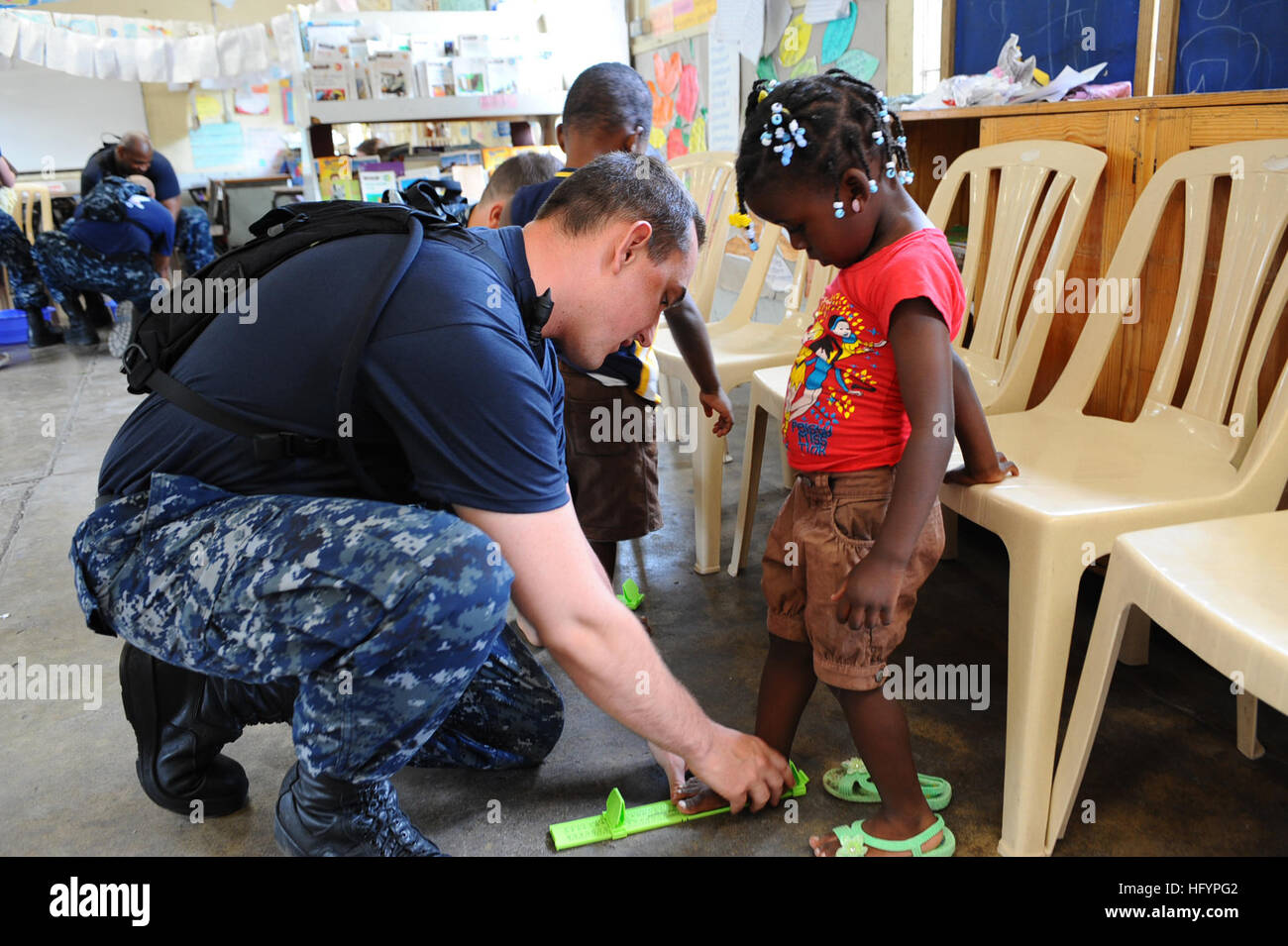 110421-F-CF975-036 KINGSTON, Jamaika (21. April 2011) Aviation Ordnanceman 3. Klasse Robert Noonan, aus South Boston, New York, passt ein Student für Schuhe bei einem anhaltenden Versprechen ehrenamtlichen Projekt. Samaritan es Füße, eine nicht-Regierungsorganisation, die Schuhe gespendet. Weiterhin verspricht eine fünfmonatige humanitäre Hilfsmission, Karibik, Mittel- und Südamerika. (US Air Force Foto von Senior Airman Kasey schließen/freigegeben) US Navy 110421-F-CF975-036 Aviation Ordnanceman 3. Klasse Robert Noonan, aus South Boston, New York, passt ein Student für Schuhe während einer anhaltenden Prom Stockfoto