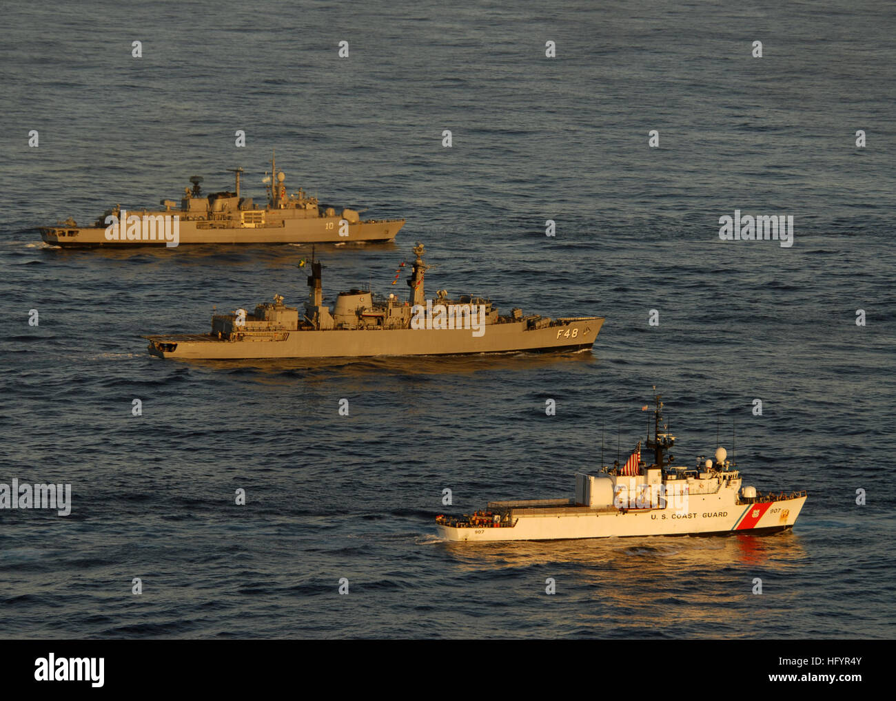 110504-N-ZI300-376 Atlantik (4. Mai 2011) die US Coast Guard Cutter USCGC Escanaba (WMEC 907), etwa Marine Schiff BNS Bosisio (F 48) und argentinische Marine Schiff ANS Almirante Brown (F 10) in Bildung für eine Foto-Übung in der Atlantic Phase des UNITAS-52. Die Ausbildung umfasste insgesamt zehn Schiffe aus den USA, Brasilien, Mexiko und Argentinien. UNITAS Atlantic ist eine multinationale Übung im Rahmen der südlichen Meere 2011. (Foto: U.S. Navy Mass Communication Specialist 1. Klasse Steve Smith/freigegeben) US Navy 110504-N-ZI300-376 der US Coast Guard Cutter USCGC Escanaba (WMEC 90 Stockfoto