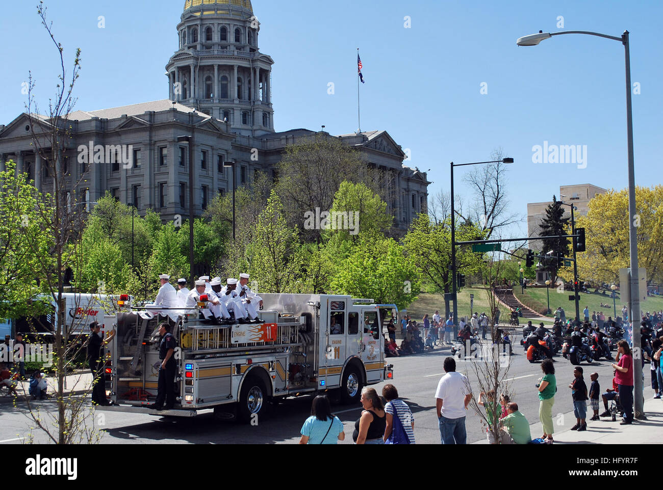 110507-N-CI293-122 DENVER (7. Mai 2011) Segler zugewiesen Navy Recruiting District Denver und Marine Operational Support Center Denver fahren ein Denver Feuerwehr Feuerwehrauto in der 24. jährlichen Cinco De Mayo-Parade. Die Parade fand in Denver Navy, einer der 21 Marine Wochen quer durch Amerika für 2011 geplant. Marine Wochen sollen die Investition zu präsentieren, die Amerikaner haben in ihre Marine und Sensibilisierung in den Städten, die keine bedeutende Navy Präsenz verfügen. (Foto: U.S. Navy Senior Chief Masse Kommunikation Spezialist Susan Hammond/freigegeben) U.S. Navy 110507-N-CI293-122 Sai Stockfoto