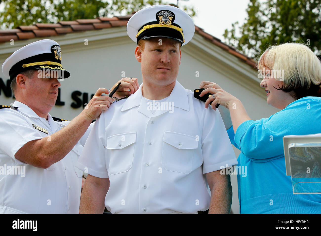 110514-N-HW977-362 NORCO, Kalifornien (14. Mai 2011) Lt. j.g. B. Shane Anderson hat seine Frau Felicia Anderson, ein Budget-Analyst bei der Qualitätsabteilung Bewertung Naval Surface Warfare Center und CMdR Jon Jerge, Officer-in-Charge des Naval Waffen Station Seal Beach, Ablösung Corona, pin seine Schulterklappen bei seiner Inbetriebnahme bei einem Armed Forces Day Feier am Naval Surface Warfare Center, Corona-Division. Anderson ist ein Reserve-Komponente Kaplan. (US Navy Foto von Greg Vojtko/freigegeben) US Navy 110514-N-HW977-362 Lt. j.g. B. Shane Anderson hat seine Frau Felicia Anderson und Cmdr. Stockfoto