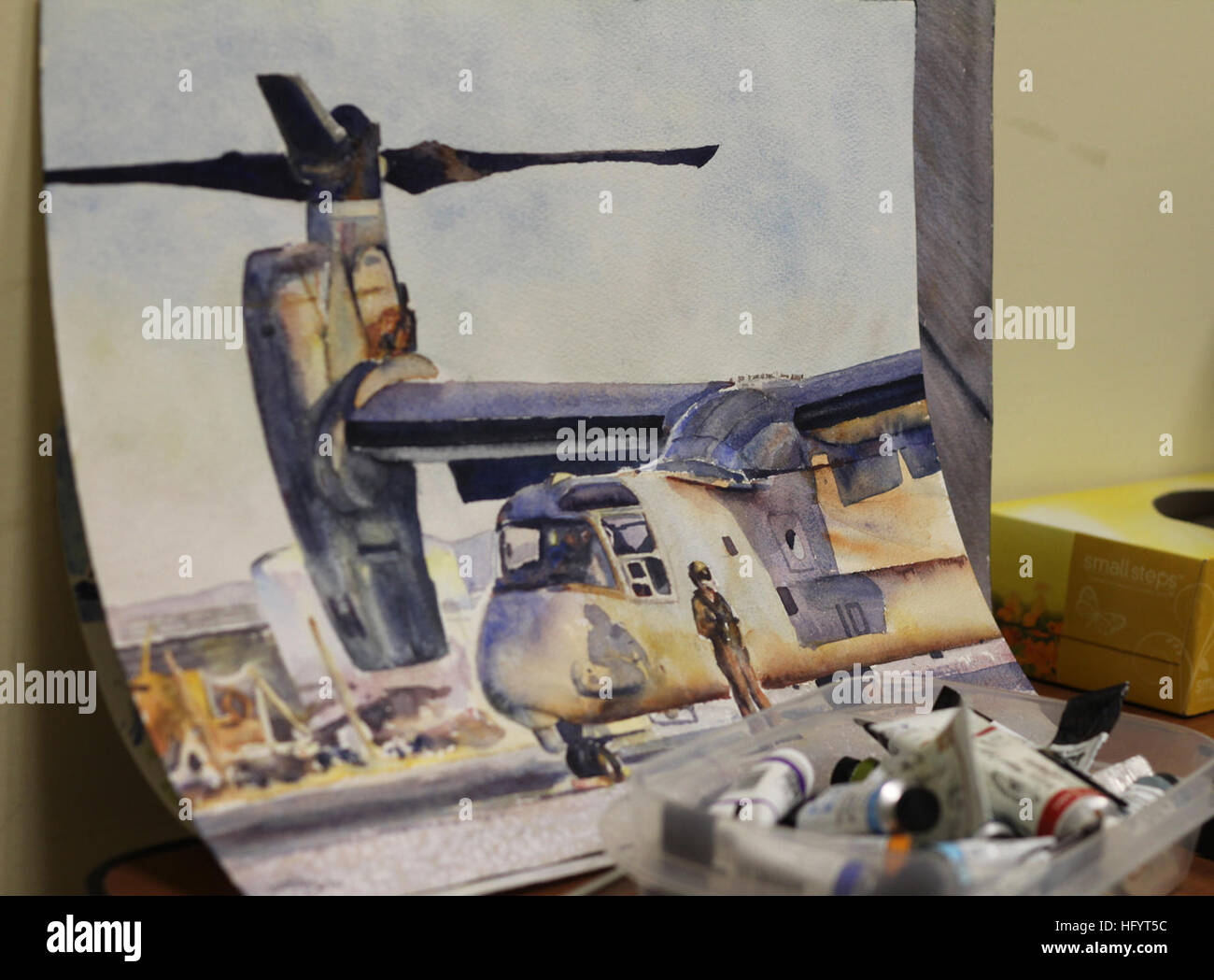 110511-N-ZZ000-002 SIGONELLA, Sizilien (11. Mai 2011) ein Aquarell von einem MV-22 Osprey gemalt von CMdR Monica Allen, ein Marine Kampf Künstler spezialisiert Aquarell, erscheint in ihrem Arbeitsbereich, während auf der Naval Air Station Sigonella bereitgestellt. Allen wurde beauftragt, Commander, U.S. 6. Flottille erstellen gemalt Aquarell Bilder, die zeigen alltägliche Unterstützung zwischen den Mitgliedern der NATO-Koalition als Teil der NATO-geführten Operation Unified Protector. (US Navy Foto/freigegeben) US Navy 110511-N-ZZ000-002 ein Aquarell Malerei von einer MV-22 Osprey gemalt von CMdR Monica Allen, ein Marine Kampf Künstler speciali Stockfoto