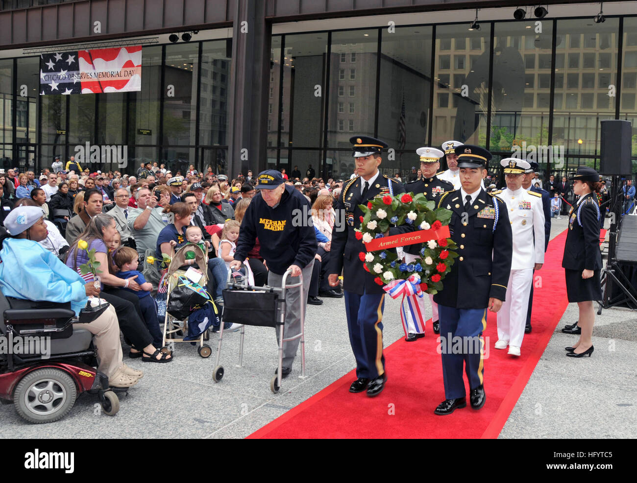 110528-N-IK959-170 CHICAGO (28. Mai 2011) Rear Admiral David F. Steindl, Recht, Kommandeur der Marine Service Training Command (NSTC) folgt einen Vertreter der US-Streitkräfte während einer Kranzniederlegung Zeremonie im Daley Plaza im Rahmen des jährlichen Memorial Day Parade ChicagoÕs Kranz. Die jährliche Parade ehrt Veteranen, aktiven Dienst militärische Mitglieder und diejenigen, die ihr Leben in den Dienst ihres Landes gegeben haben. (US Navy Foto von Scott A. Thornbloom/freigegeben) US Navy 110528-N-IK959-170 Rear Admiral David F. Steindl, Recht, folgt einen Vertreter der US-Streitkräfte während einer Kranzniederlegung ce Kranz Stockfoto