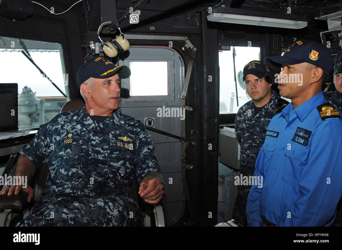 110610-N-SP676-308 SOUTH CHINA SEA (10. Juni 2011) CMdR Donald Foss, Kommandierender Offizier der geführte Raketen Fregatte USS Ford (FFG-54), spricht über seine Erfahrungen in den Dienst mit Royal Malaysian Navy Lt. Hassim Syahrum.  Ford ist die Teilnahme an flott Bereitschaft Zusammenarbeit und Ausbildung (CARAT) Malaysia 2011 und ist auf dem Meer mit Schiffen aus der Royal Malaysian navy. (Foto: U.S. Navy Mass Communication Specialist 3. Klasse Brian A. Stone/freigegeben) US Navy 110610-N-SP676-308 CMdR Donald Foss, Kommandierender Offizier der geführte Raketen Fregatte USS Ford (FFG-54), spricht mit Royal Malaysian N Stockfoto