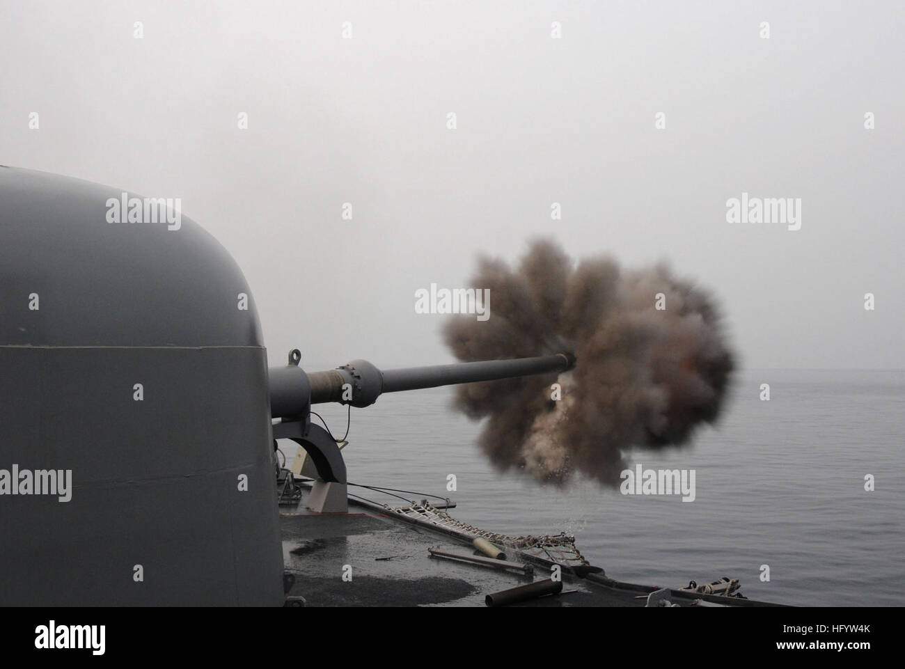 110610-N-SP676-307 SOUTH CHINA SEA (10. Juni 2011) geführte Raketen Fregatte USS Ford (FFG 54) feuert seine MK 75 76 mm/3-Zoll-Gewehr auf ein Ziel während eines flott Bereitschaft Zusammenarbeit und Ausbildung (CARAT) 2011 Gunnery-Trainings. (Foto: U.S. Navy Mass Communication Specialist 3. Klasse Brian A. Stone/freigegeben) US Navy 110610-N-SP676-307 geführte Raketen Fregatte USS Ford (FFG 54) feuert seine MK 75 76mm-3-Zoll-Gewehr auf ein Ziel während einer Zusammenarbeit flott Rea Stockfoto