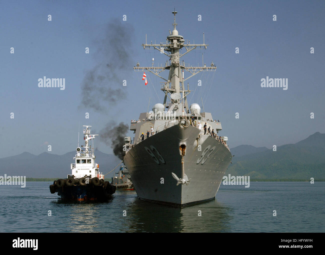 110628-N-NJ145-145 PUERTO PRINCESA, Philippinen (28. Juni 2011) Segler Mann die Schienen geführte Flugkörper Zerstörer USS Chung-Hoon (DDG-93) eintreffen in Puerto Princesa, flott Bereitschaft Zusammenarbeit und Ausbildung (CARAT) Philippinen 2011 teilzunehmen. Karat ist eine Reihe von bilateralen Übungen jährlich in Südost-Asien zu stärken Beziehungen und Kraft bereit. (Foto: U.S. Navy Mass Communication Specialist 1. Klasse Robert Clowney/freigegeben) US-110628-N-NJ145-145 Marineseeleute Mann die Schienen als geführte Flugkörper Zerstörer USS Chung-Hoon (DDG-93) kommt in Puerto Princes Stockfoto