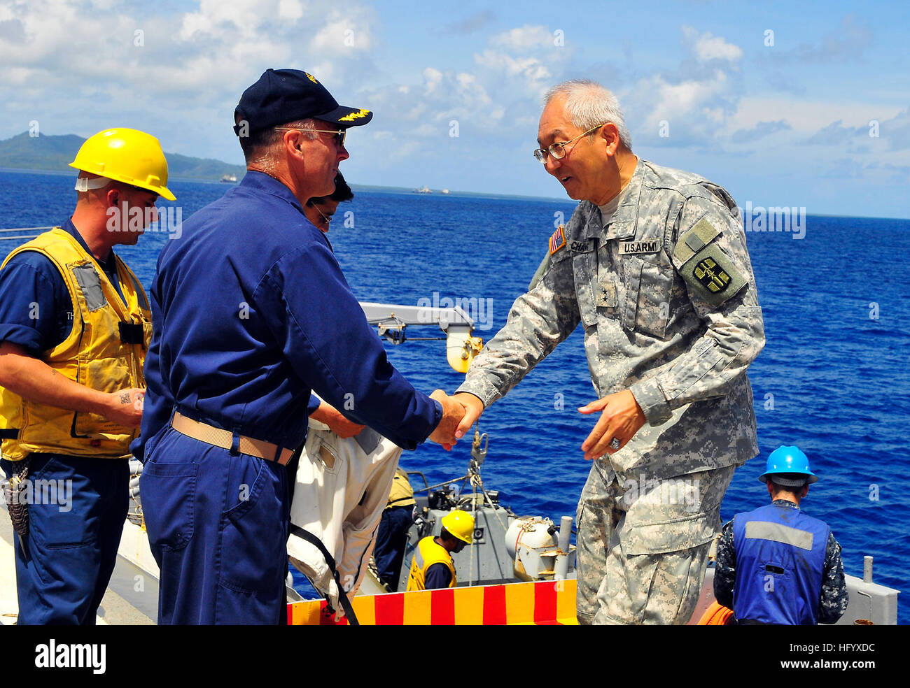 110707-N-KB563-041 POHNPEI, Föderierte Staaten von Mikronesien (7. Juli 2011) Captain S. Robert Roth, links, Kommandierender Offizier der amphibious Transport Dock Schiff USS Cleveland (LPD-7), Willkommen an Bord der Army Reserve Generalmajor Lüge-Ping Chang während pazifische Partnerschaft 2011. Ping, Kommandierender general mit der 807. Medical Command sprach mit Soldaten an Bord Cleveland tätig und bereiste das Schiff. Pacific Partnership ist eine fünfmonatige humanitäre Hilfe-Initiative, die Port machen Besuche in Tonga, Vanuatu, Papua Neuguinea, Timor-Leste und den Föderierten Staaten von Mikronesien. (U.S. Navy Photo von Ma Stockfoto