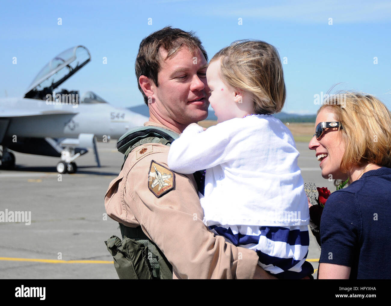 110709-N-ZK021-011 OAK HARBOR, Washington (9. Juli 2011) Lt. CMdR Robert Scott, aus Virginia Beach, VA., zugeordnet zu den Scorpions von elektronischen Angriff Geschwader (VAQ) 132, wird während einer Heimkehr Zeremonie am Naval Air Station Whidbey Island nach einer achtmonatigen expeditionary Bereitstellung unterstützen Operation New Dawn und Operationen Odyssey Dawn und Unified Protector von Familie begrüßt. VAQ-132 geschützt zahlreiche USA und Koalition militärische Mittel und Personal in den US Central Command und U.S. European Command Zuständigkeitsbereichen. (Foto: U.S. Navy Mass Communication Specialist 2.Klasse Stockfoto
