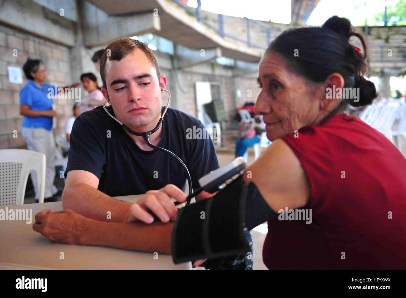 110715-F-NJ219-070 ACAJUTLA, El Salvador (15. Juli 2011) Midshipman Matthew Milam aus Memphis, Tennessee, überprüft Blutdruck eines Patienten während einer anhaltenden Versprechen 2011 ehrenamtlichen medizinische Projekt am Polideportivo medizinische Standort. Weiterhin verspricht eine fünfmonatige humanitäre Hilfsmission, Karibik, Mittel- und Südamerika. (US Air Force Foto von Staff Sgt. Courtney Richardson/freigegeben) US Navy 110715-F-NJ219-070 Midshipman Matthew Milam, aus Memphis, Tennessee, prüft ein Patient Blutdruck Stockfoto