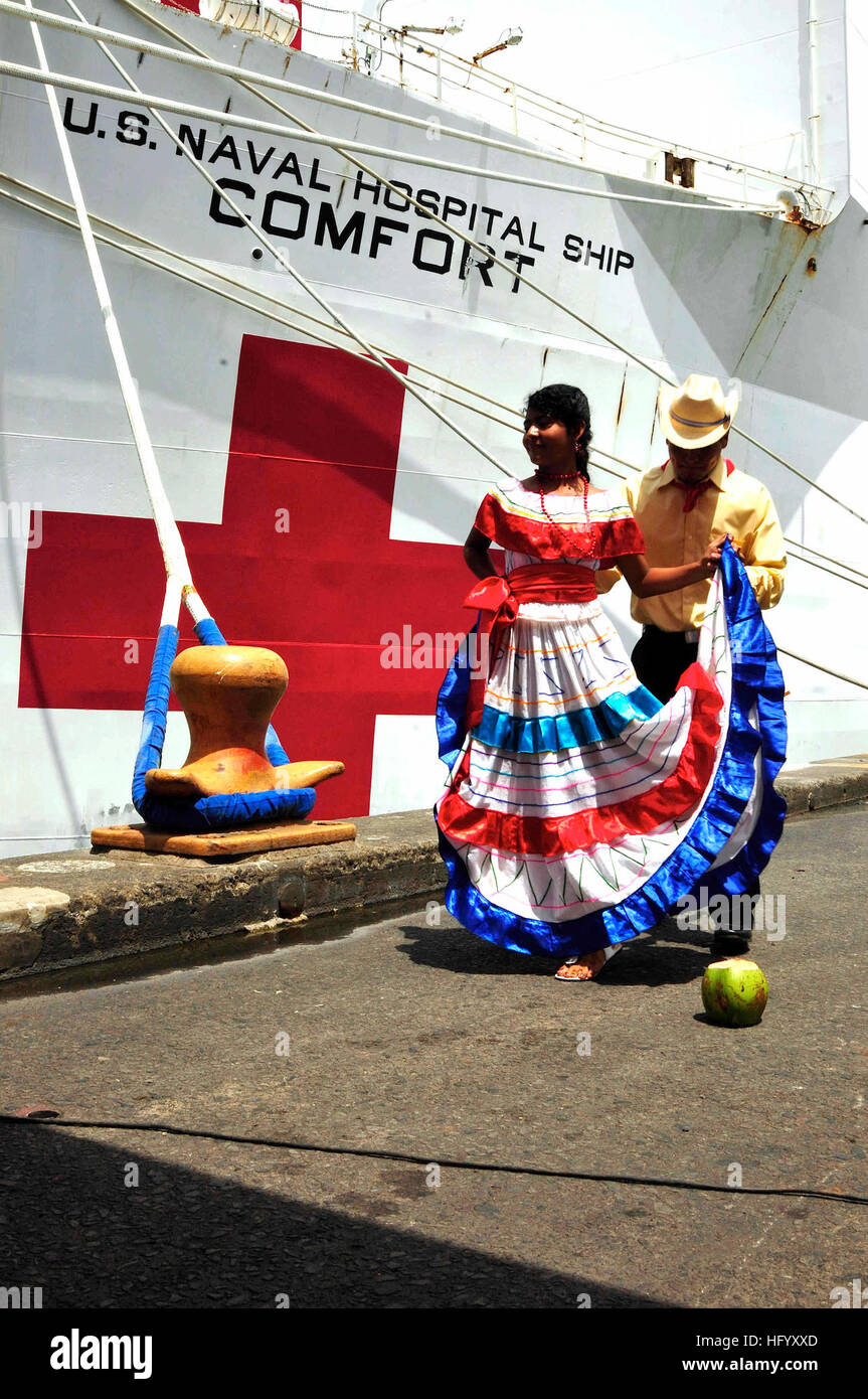 110715-N-VV618-240 ACAJUTLA führen El Salvador (15. Juli 2011) El Salvador Tänzer während der anhaltenden Versprechen 2011 Eröffnungsfeier in Acajutla, El Salvador. Weiterhin verspricht eine fünfmonatige humanitäre Hilfsmission, Karibik, Mittel- und Südamerika. (Foto: U.S. Navy Mass Communication Specialist 2. Klasse Scott Wojciechowski/freigegeben) US Navy 110715-N-VV618-240 El Salvador Tänzer während der anhaltenden Versprechen 2011 Eröffnungsfeier in Acajutla, El Salvador Stockfoto