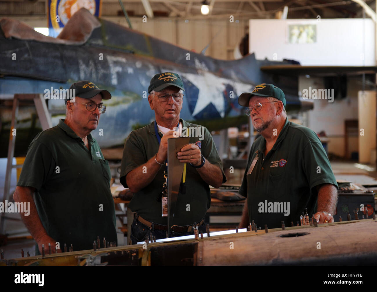 110726-N-OX023-207 USS Midway Museum in SAN DIEGO (26. Juli 2011) Freiwillige, Don Williams, links, Bob Gingery und Gary Walcher führen eine Flügel-off Restauration eine F4F-3 Wildcat an der Midway Restaurierung Kleiderbügel an der Naval Air Station North Island. Die USS Midway Museum Restaurierung Kleiderbügel hilft wieder historische Marineflieger für Anzeige zum Gedenken an die Centennial of Naval Aviation. (US Navy Foto von Lt. Aaron Kakiel/freigegeben) US Navy 110726-N-OX023-207 USS Midway Museum Freiwilligen, Don Williams, links, Bob Gingery und Gary Walcher führen eine Flügel-off Restauration eine F4 Stockfoto