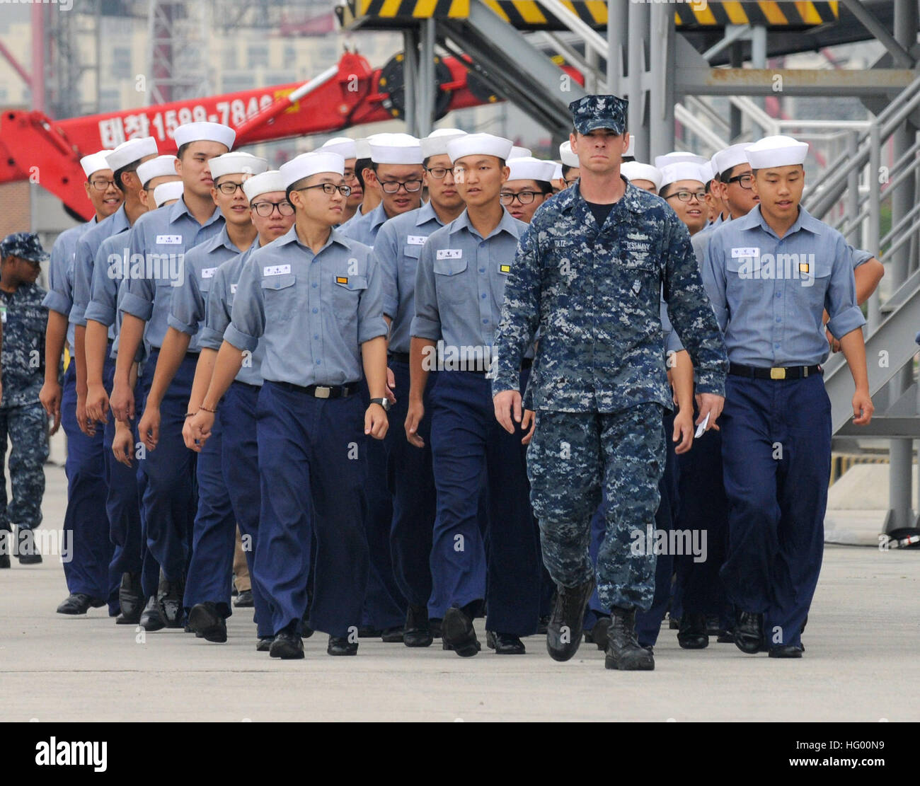 Petty Officer 1st Class Jerry Foltz Escort Republik Korea Segler für eine Tour durch die USA 7. Flottenkommando Schiff USS Blue Ridge (LCC-19). Blue Ridge ist in Südkorea, Ulchi Freedom Guardian 2011 teilzunehmen.  (Foto: U.S. Navy Petty Officer 3rd Class Mel Orr) USS Blue Ridge 110819-N-XG305-210 Stockfoto