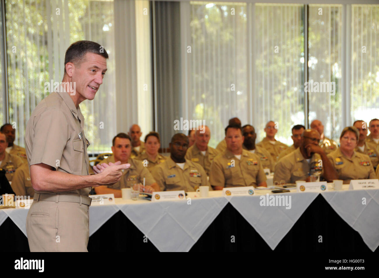 110822-N-GO855-025 JACKSONVILLE, Florida (22. August 2011) Vice Admiral Dirk Debbink, Leiter der Marine Reserve, spricht während der 2011 Navy Region Südosten Komponente Befehl Kommandierender Reserveoffizier und Senior eingetragen Leader Konferenz an der Naval Air Station Jacksonville. Debbink verbrachte den Großteil seiner Zeit bei der Beantwortung von Fragen Konferenz von Marine Operational Support Center (NOSC) Führung vertreten die 28 NOSCs in den Südosten der Vereinigten Staaten und Puerto Rico. (Foto: U.S. Navy Mass Communication Specialist 2. Klasse Charles E. White/freigegeben) US Navy 110822-N-GO855-025 Vize-Adm Dirk De Stockfoto
