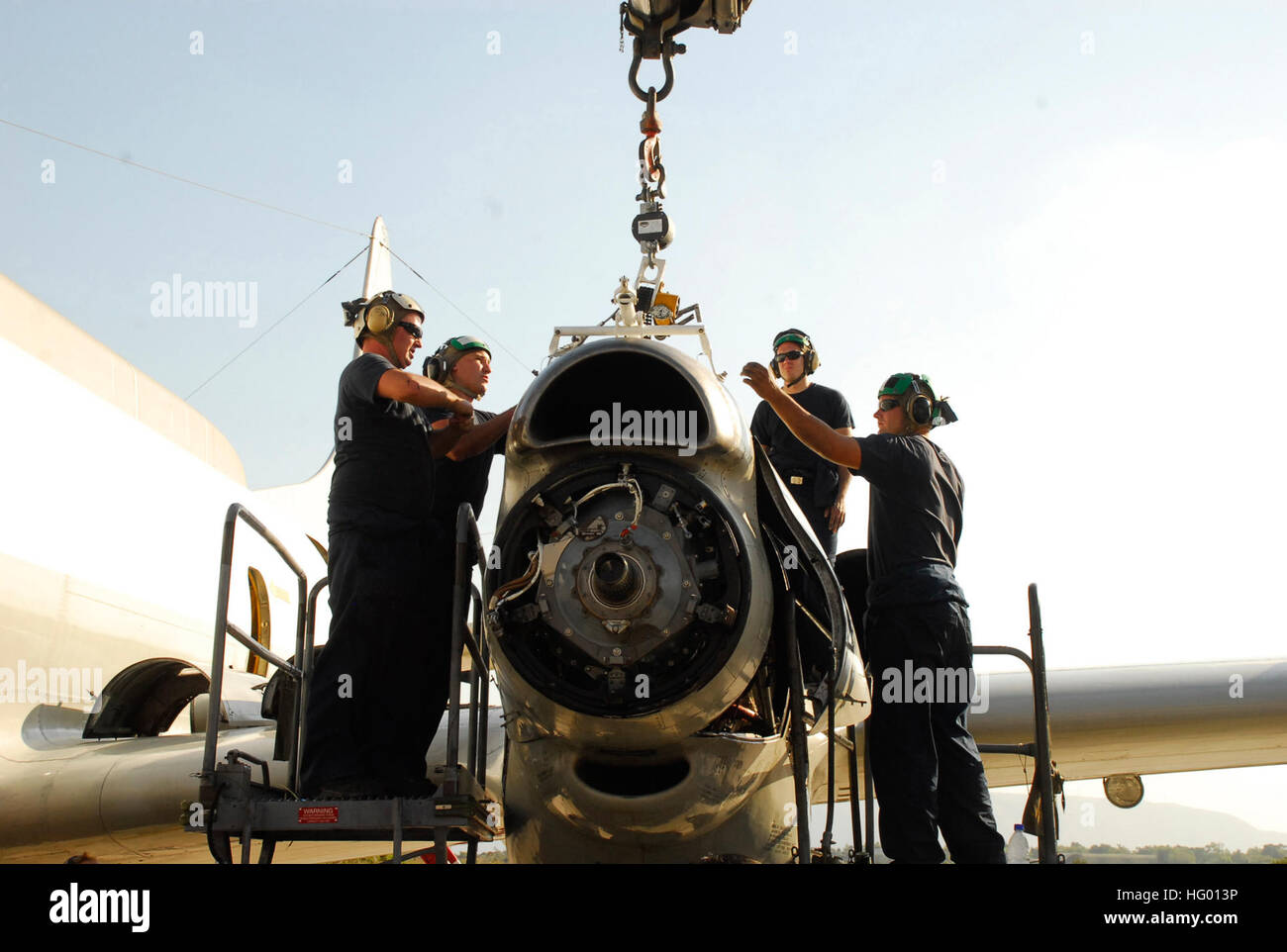 110826-N-QL533-003 SOUDA-Bucht, Griechenland (26. August 2011) Segler, die Flotte Air Reconnaissance Squadron (VQ) 2 Ablösung zugewiesen bereiten Sie einen Motor aus einem Lockheed EP-3 gemeinsame Airborne Signale Intelligence Architektur Modernisierung gemeinsame Konfiguration (JCC) Programm Spirale ein Flugzeug zu entfernen. VQ-2 Ablösung ist vom Naval Air Station Whidbey Island und zur Unterstützung der Operation Unified Protector. (Foto: U.S. Navy Mass Communication Specialist 2. Klasse Cayman Santoro/freigegeben) UNS 110826-N-QL533-003 Marineseeleute zugewiesen, die Flotte Air Reconnaissance Squadron (VQ) 2 detachmen Stockfoto