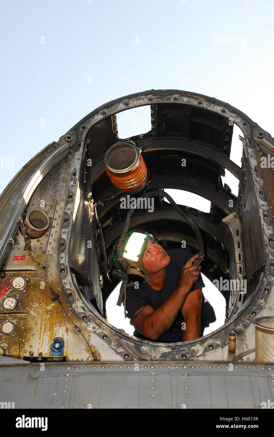 110826-N-QL533-004 SOUDA-Bucht, Griechenland (26. August 2011) Luftfahrt strukturelle Mechaniker 2. Klasse Breck Brown inspiziert den Motor Trog eine Lockheed EP-3 gemeinsame Airborne Signale Intelligence Architektur Modernisierung gemeinsame Konfiguration (JCC) Programm Spirale eines Flugzeugs während einem Motorwechsel. Braun die Fleet Air Reconnaissance Squadron (VQ) 2 Ablösung vom Naval Air Station Whidbey Island erhält Unterstützung der Operation Unified Protector. (Foto: U.S. Navy Mass Communication Specialist 2. Klasse Cayman Santoro/freigegeben) US Navy 110826-N-QL533-004-Aviation strukturelle Mechaniker 2. Klasse B Stockfoto