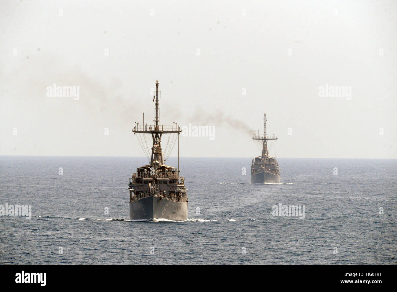 110830-N-YZ751-288 Straße von HORMUZ (30. August 2011) Schiffe die Grube Gegenmaßnahme USS Scout (MCM 8), links, und USS Gladiator (MCM-11), Transit der Straße von Hormuz. Scout und Gladiator sind auf Bereitstellungen unterstützt maritimer Sicherheitsoperationen und Sicherheitsbemühungen Zusammenarbeit Theater in den USA 5. Flotte Aufgabengebiet. (Foto: U.S. Navy Mass Communication Specialist 2. Klasse Tony D. Curtis/freigegeben) UNS Marine 110830-N-YZ751-288 Schiffe die Grube Gegenmaßnahme USS Scout (MCM 8), links, und USS Gladiator (MCM-11), Transit der Straße von Hormuz Stockfoto