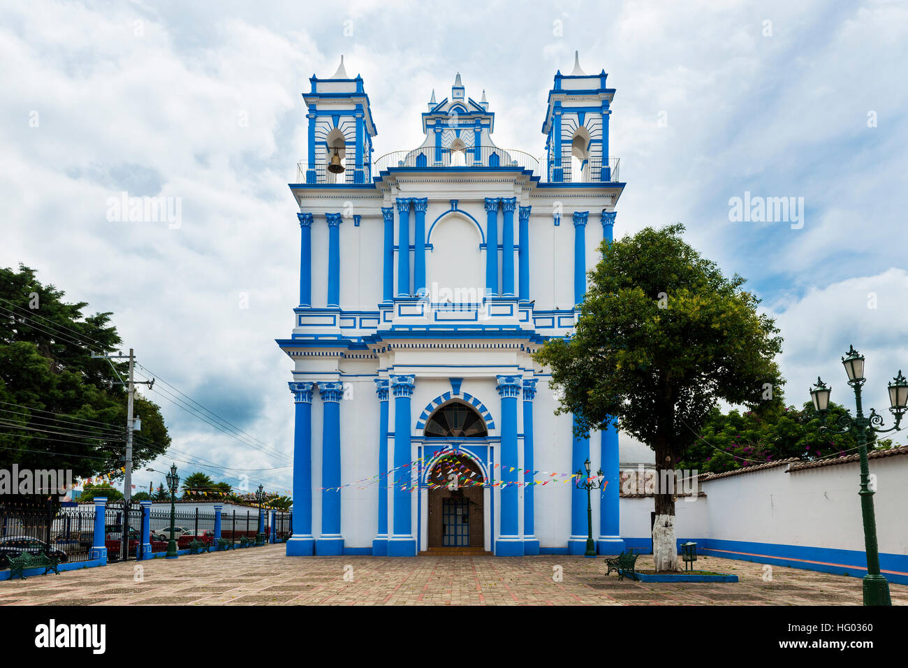 Kirche gemalt in blau und weiß in der Stadt von San Cristobal de Las Casas, Chiapas, Mexiko Stockfoto