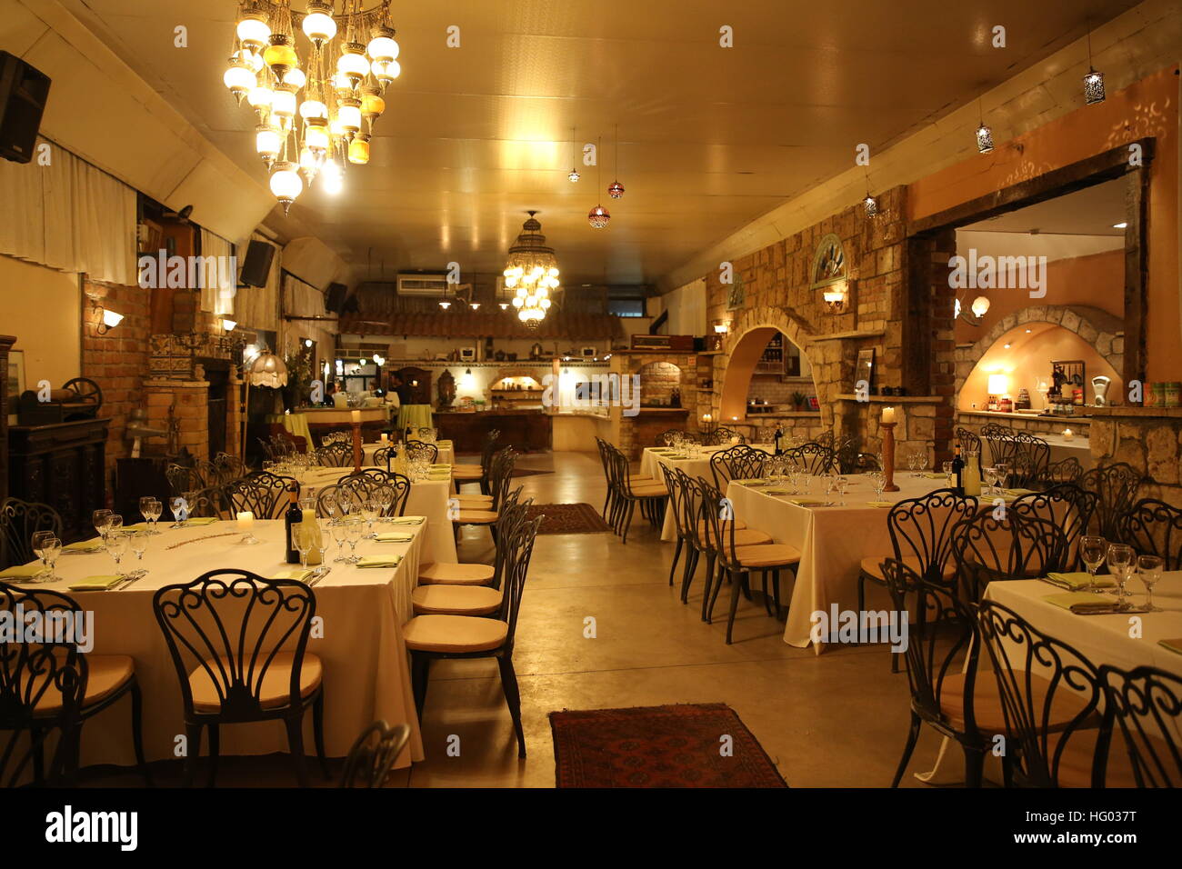 Stimmungsvolle beleuchteten Restaurant-Interieur Stockfoto