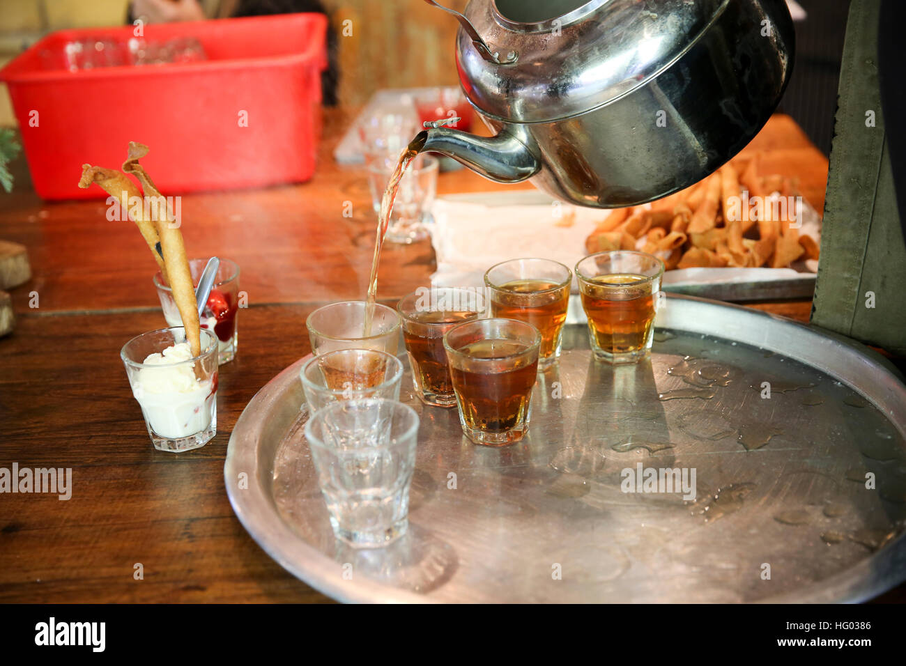 Mitte Gastfreundschaft - Besuchern Tee servieren. Stockfoto