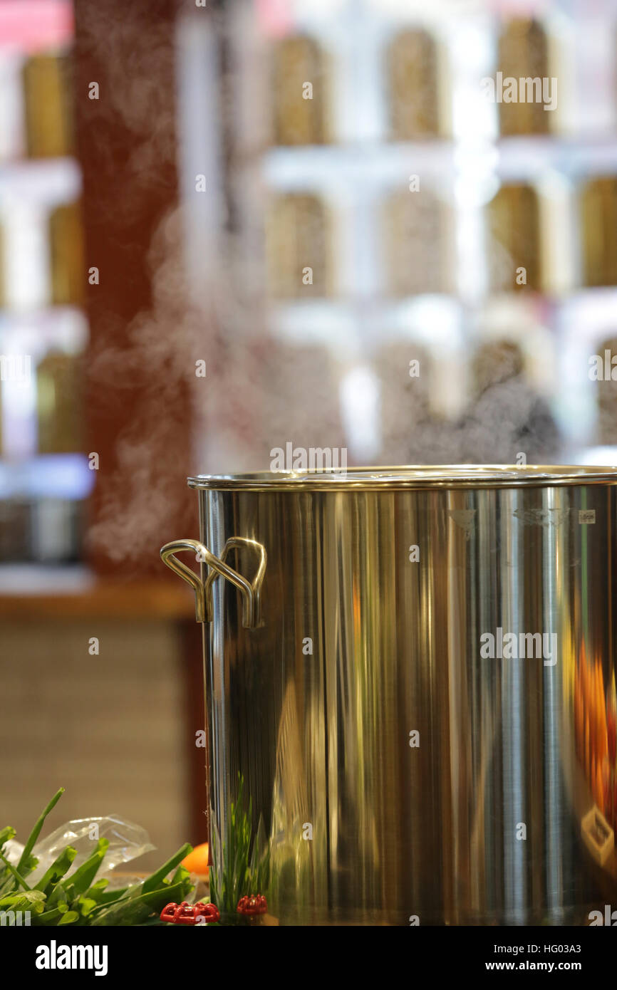 Dampfenden Topf in einer modernen Küche Stockfoto