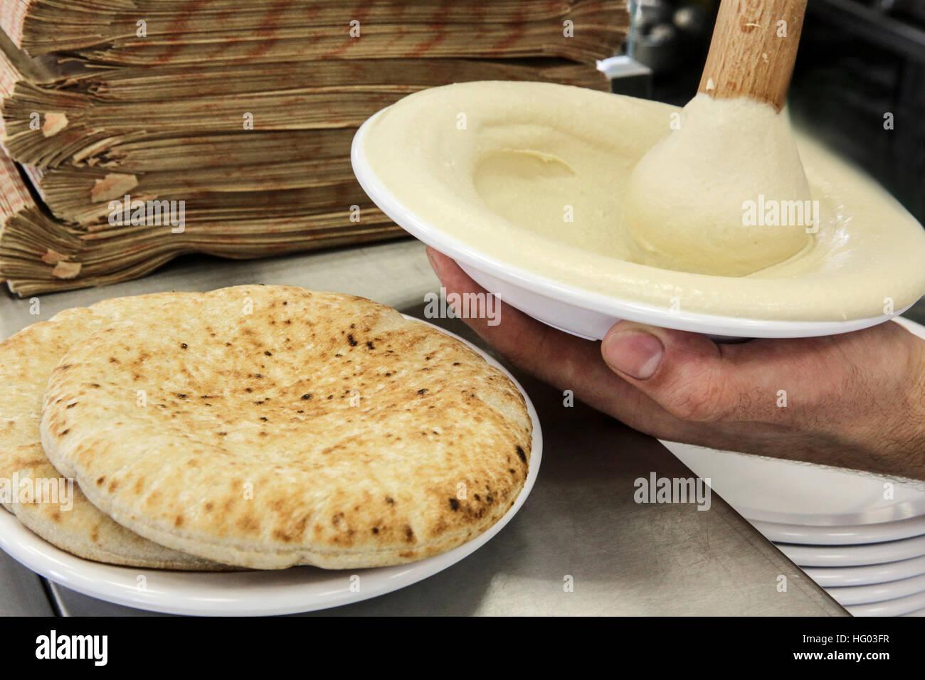Hummus vorbereiten. Einem arabischen levantinischen Dip oder Aufstrich aus gekochten, zerdrückten Kichererbsen mit Tahin, Olivenöl, Zitronensaft, Salz und Knoblauch gemischt. Kaimanfisch Stockfoto