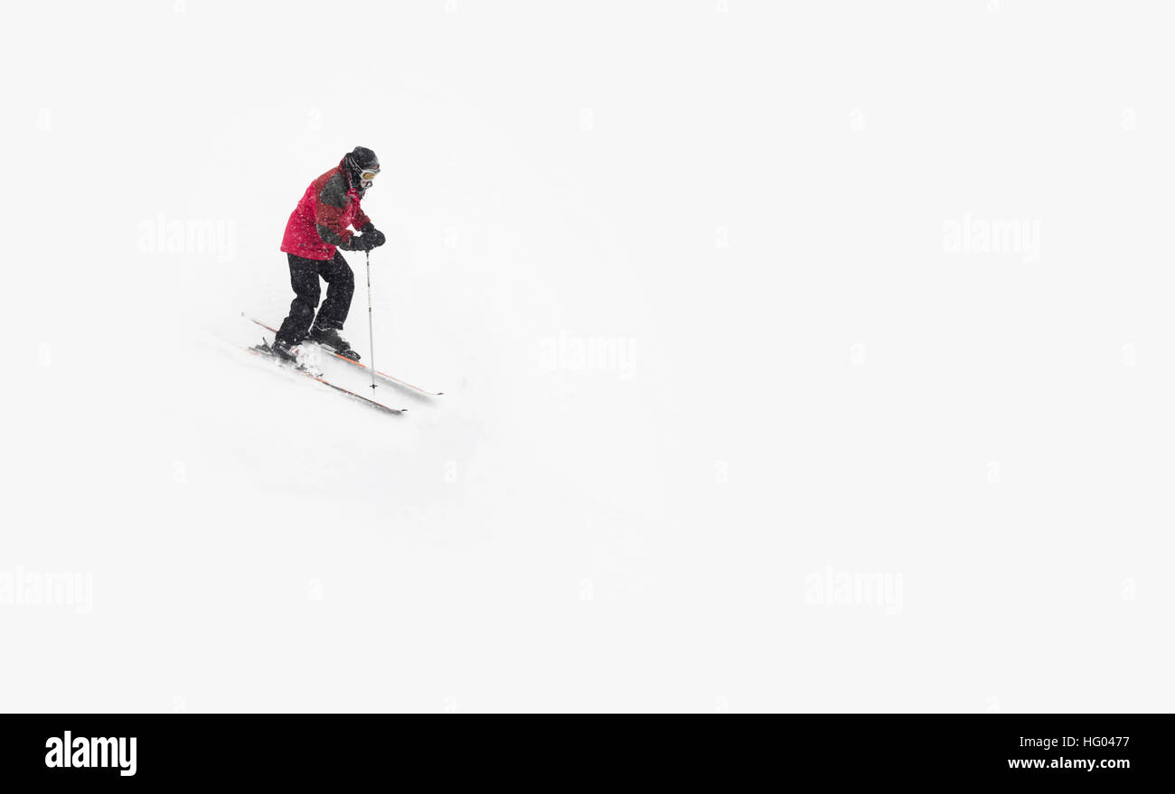 Ski Mann mit einem roten Mantel. Stockfoto