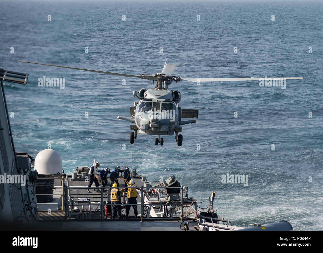 160926-N-GP524-181 ARABIAN GULF (26. September 2016) einen MH-60R Sea Hawk Hubschrauber, zugeordnet zu den Sumpf Füchse der Hubschrauber Maritime Streik Squadron (HSM) 74, schwebt über dem Flugdeck geführte Flugkörper Zerstörer USS Stout (DDG-55) in Vorbereitung auf einen Hubschrauber an Bord tanken. Stout, eingesetzt als Teil der Eisenhower Carrier Strike Group unterstützt maritimer Sicherheitsoperationen und Sicherheitsbemühungen Zusammenarbeit Theater in den USA 5. Flotte Einsatzgebiet. (Foto: U.S. Navy Mass Communication Specialist 3. Klasse Bill Dodge) USS STOUT (DDG-55) BEREITSTELLUNG 2016 160926-N-GP524 Stockfoto