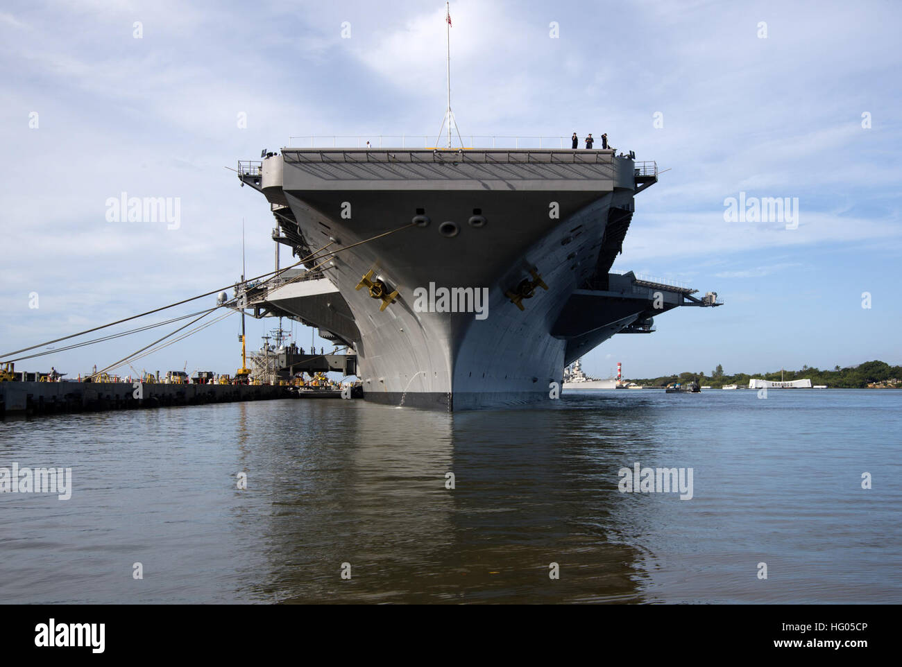 161202-N-GI544-211 PEARL HARBOR (2. Dezember 2016) Nimitz-Klasse-Flugzeugträger USS John C. Stennis (CVN-74) kommt auf gemeinsamer Basis Pearl Harbor-Hickam Dez. 2 zur Teilnahme an nationalen Pearl Harbor Remembrance Day Veranstaltungen. 7. Dezember 2016, ist der 75. Jahrestag der Angriffe auf Pearl Harbor und Oahu. Das US-Militär und den Staat Hawaii veranstalten eine Reihe von Erinnerung Veranstaltungen während der Woche zu Ehren den Mut und Opfer derjenigen, die 7. Dezember 1941, serviert und in der gesamten pazifischen Theater. Als eine pazifische Nation engagiert sich die USA weiterhin die Verantwortung für den Schutz Stockfoto