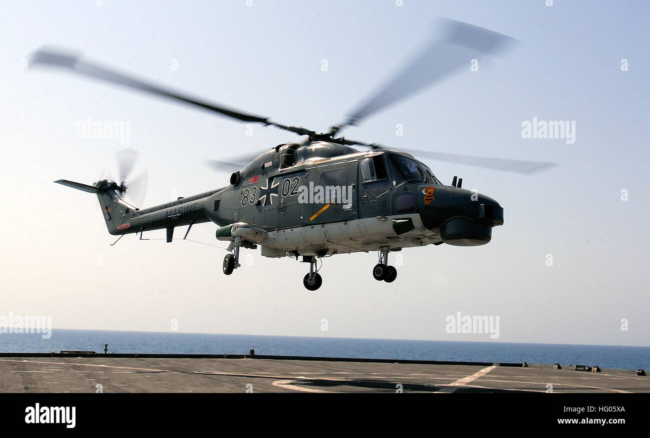 110922-N-GH121-118 Golf von ADEN (22. September 2011) ein deutscher, die marine Lynx Hubschrauber fährt nach Erhalt Treibstoff an Bord der amphibischen Dock Landungsschiff USS Whidbey Island (LSD-41). Whidbey Island wird als Teil der Bataan amphibische bereit Gruppe, Unterstützung von maritimer Sicherheitsoperationen und Sicherheitsbemühungen Zusammenarbeit Theater in den USA bereitgestellt 5. Flotte Aufgabengebiet. (Foto: U.S. Navy Mass Communication Specialist 1. Klasse Rachael L. Leslie/freigegeben) UNS Marine 110922-N-GH121-118 A deutsche marine Lynx Hubschrauber fährt nach Erhalt Treibstoff an Bord amphibische Landung Schiff USS dock Stockfoto