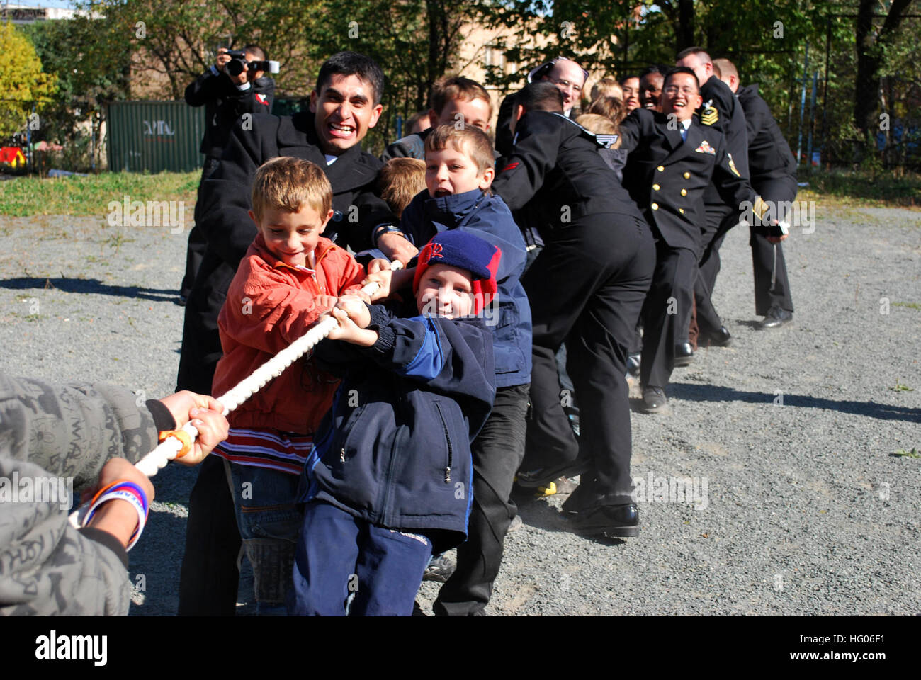 111003-N-BS854-150 WLADIWOSTOK, Russland (3. Oktober 2011) Segler zugewiesen geführte Flugkörper Zerstörer USS Fitzgerald (DDG-62) ziehen ein Tauziehen Seil mit Kindern von Parus Nadezhdy Kinder-Reha-Zentrum. Fitzgerald ist einer der sieben Arleigh Burke-Klasse geführte Flugkörper Zerstörer DESRON-15 zugeordnet und ist auf Patrouille. (US Navy Foto von Ensign Carissa Guthrie/freigegeben) US Navy 111003-N-BS854-150 Segler, geführte Flugkörper Zerstörer USS Fitzgerald (DDG-62) ziehen ein Tauziehen Seil mit Kindern von Parus zugewiesen Stockfoto