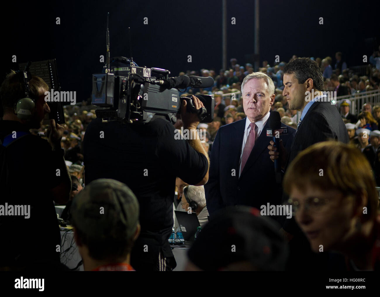 111111-N-AC887-006 SAN DEIGO (11. November 2011) Secretary Of The Navy (SECNAV) die Honorable Ray Mabus führt eine Courtside Interview mit Sportsender ESPN Andy Katz während der allerersten Träger klassischen Basketball-Spiel an Bord der Flugzeugträger der Nimitz-Klasse USS Carl Vinson (CVN-70). Die NCAA Division ich Top-Rankings North Carolina Tar Heels besiegte die Spartaner an der Michigan State University 67-55. (US Navy Foto von Chief Masse Kommunikation Spezialist Sam Rasierer/freigegeben) US Navy 111111-N-AC887-006 Secretary Of The Navy (SECNAV) die ehrenvolle Ray Mabus führt eine Courtside Interview w Stockfoto