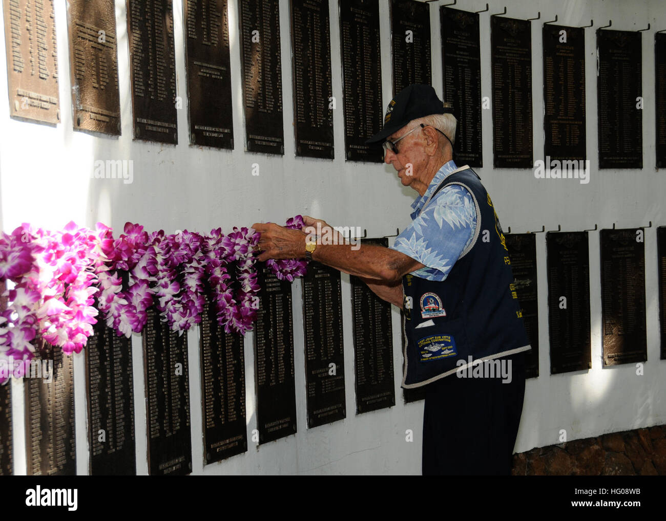 111111-N-UK333-050 gemeinsame Basis PEARL HARBOR-HICKAM, Hawaii (11. November 2011) im Ruhestand u-Boot-Veteran Yeoman 1. Klasse Al Shoehigh Orten ein Lei auf der Plakette jedes zweiten Weltkrieg u-Boot auf ewige Patrouille während einer Veterans Day Zeremonie am Pearl Harbor u-Boot Park und Parche Memorial. (Foto: U.S. Navy Mass Communication Specialist 2. Klasse Ronald Gutridge/freigegeben) US Navy 111111-N-UK333-050 im Ruhestand u-Boot Veteran Yeoman 1. Klasse Al Shoehigh legt eine Lei auf der Plakette Stockfoto