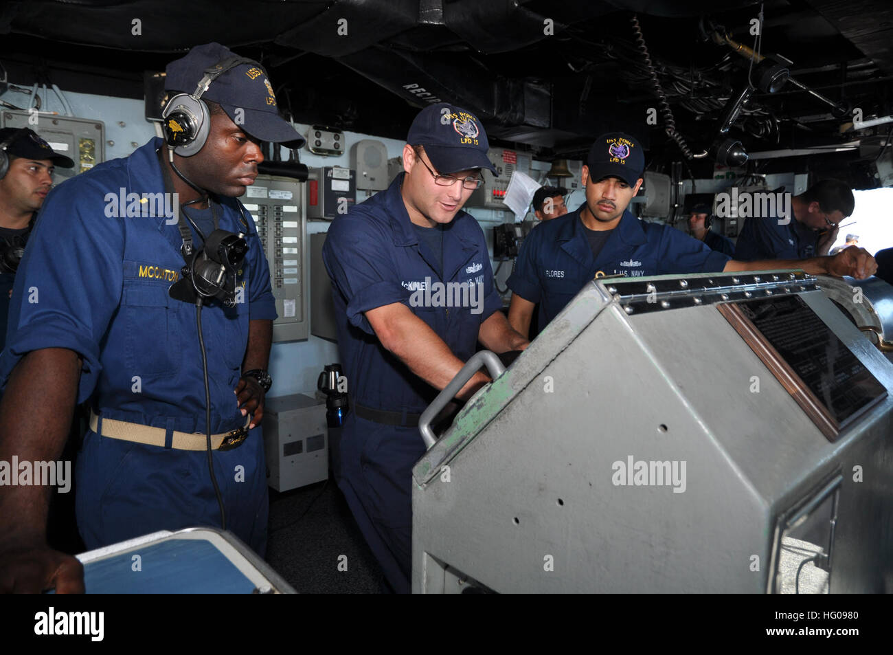 111116-N-YX169-316 Karibik (15. November 2011) Conning Offizier Ensign Muzik McClinton, links, und Seaman Azubi Nicolas Flores, rechts, beobachten Seemann Recruit Matthew McKinley das Ruder der amphibischen Transportschiff der Dock USS Ponce (LPD-15) zu betreiben, da das Schiff in Gang kommt nach ein Hafen Besuch in seinen Namensvetter Stadt Ponce in Puerto Rico. Ponce ist das erste Schiff der Navy, benannt nach der Stadt Ponce in Auftrag, und machte seinen letzten Hafen vor der Stilllegung im Jahr 2012 zu besuchen. (Foto: U.S. Navy Mass Communication Specialist 1. Klasse Nathanael Miller/freigegeben) US Navy 111116-N-YX169-3 Stockfoto