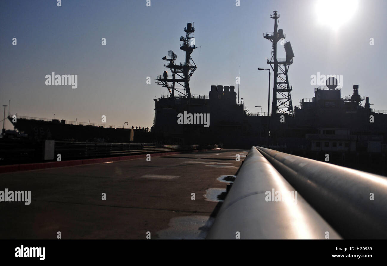 Der außer Dienst gestellten Zerstörer der Spruance-Klasse Selbstverteidigung Test-Schiff, die USS Paul F. Foster an der Kraftstoff-Pier am Naval Base Point Loma vor Anker liegt. Foster, Gridley in Port Hueneme, angekommen in Point Loma, erhalten 20 tausend Gallonen von einem Biokraftstoff Diesel-Gemisch, die größte Menge, jemals verwendet werden in einem Schiff der Vereinigten Staaten. Dieses Ereignis ist eine von vielen als Bestandteil der Secretary Of The Navy Ray Mabus Plan in Richtung ein energieeffizienter Marine und das Segeln von "The Great Green Fleet" bis zum Jahr 2012 kommen. USS Paul F. Foster in Point Loma 111116-N-ZS026-001 Stockfoto