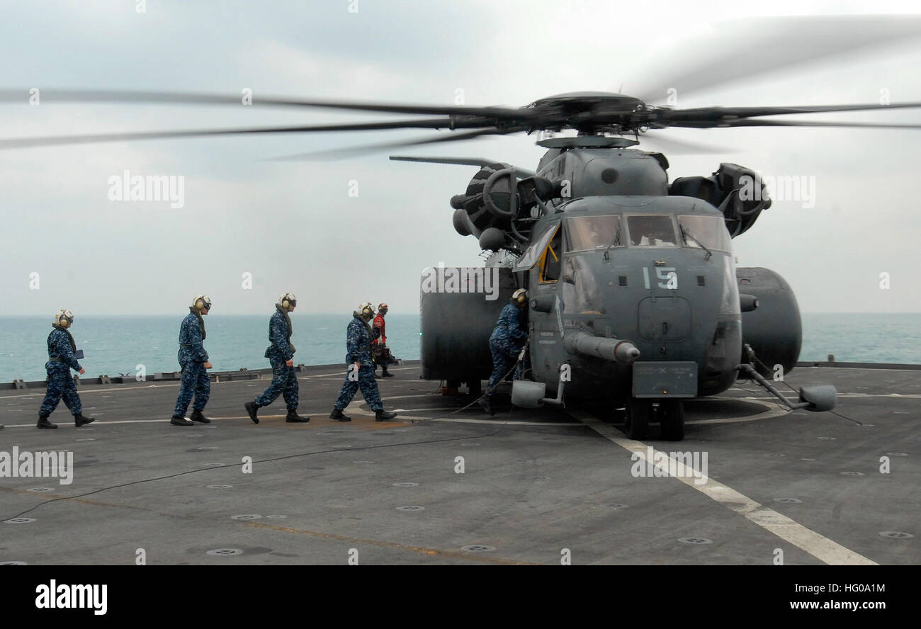 111130-N-GH121-375 arabischen Golf (30. November 2011) US-Segler an Bord einen MH-53E Hubschrauber von Hubschrauber Mine Gegenmaßnahmen Geschwader 15 (HM 15) während einer Übertragung der Passagier an Bord amphibische Dock Landungsschiff USS Whidbey Island (LSD-41). Whidbey Island wird als Teil der Bataan amphibische bereit Gruppe, Unterstützung von maritimer Sicherheitsoperationen und Sicherheitsbemühungen Zusammenarbeit Theater in den USA bereitgestellt 5. Flotte Aufgabengebiet. (US Navy Foto von Mass Communication Specialist 1. Klasse Rachael L. Leslie/freigegeben) US Navy 111130-N-GH121-375 US Seeleute Board eine MH-53E Hubschrauber von Stockfoto
