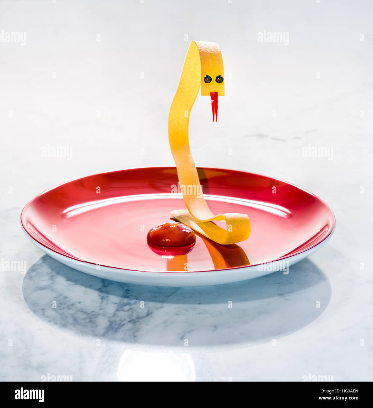 lustige Nudeln Nudel als Schlange Symbol Kind Kinder essen gerne Spaß