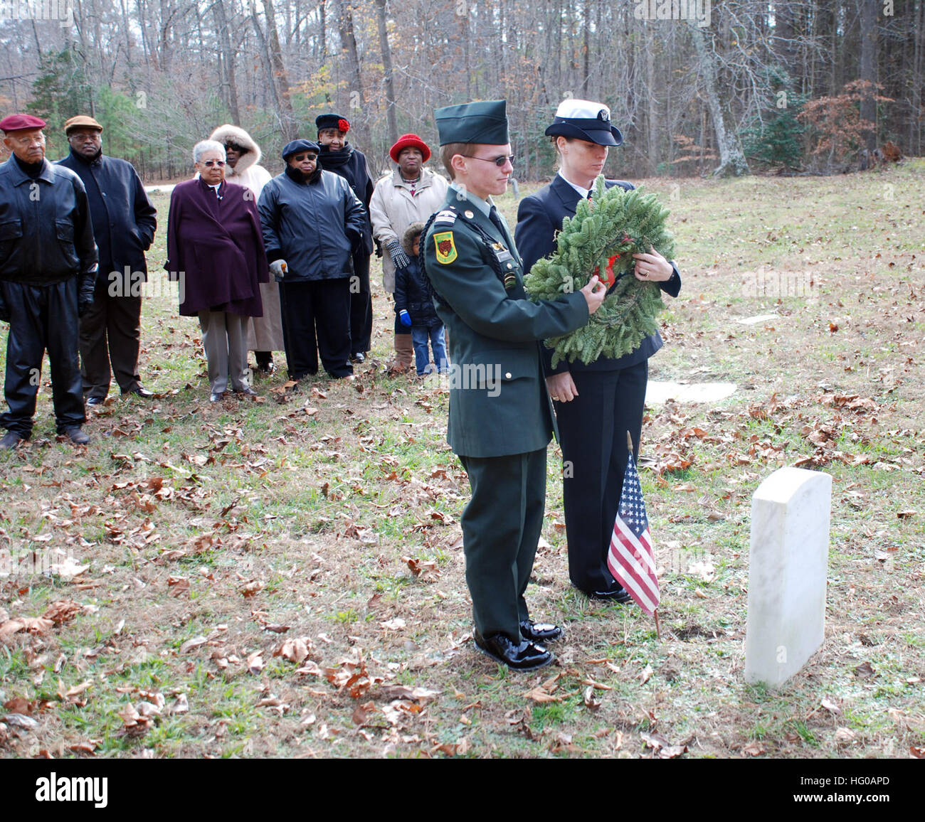 111210-N-PK884-001 YORKTOWN, Virginia (10. Dezember 2011) BoatwainÕs Mate 1. Klasse Heather Havunen, die Naval Waffen Station Yorktown Segler des Jahres, und ihr Sohn, Marine Junior ROTC Student an der Bethel High School legen einen Kranz am Grab von Sgt. Major Edward Ratcliff, der erste Afroamerikaner, der die Medal Of Honor am Naval Waffen Station Yorktown vergeben werden. Anwesend waren mehr als 18 Ratcliff nachkommen, einschließlich seines Enkels, Edward Radcliffe III., der während des zweiten Weltkrieges in der Armee gedient. Der Kranzlegung war Bestandteil der jährlichen Kränze Across America-Kampagne, Adventskränze lag in th Stockfoto