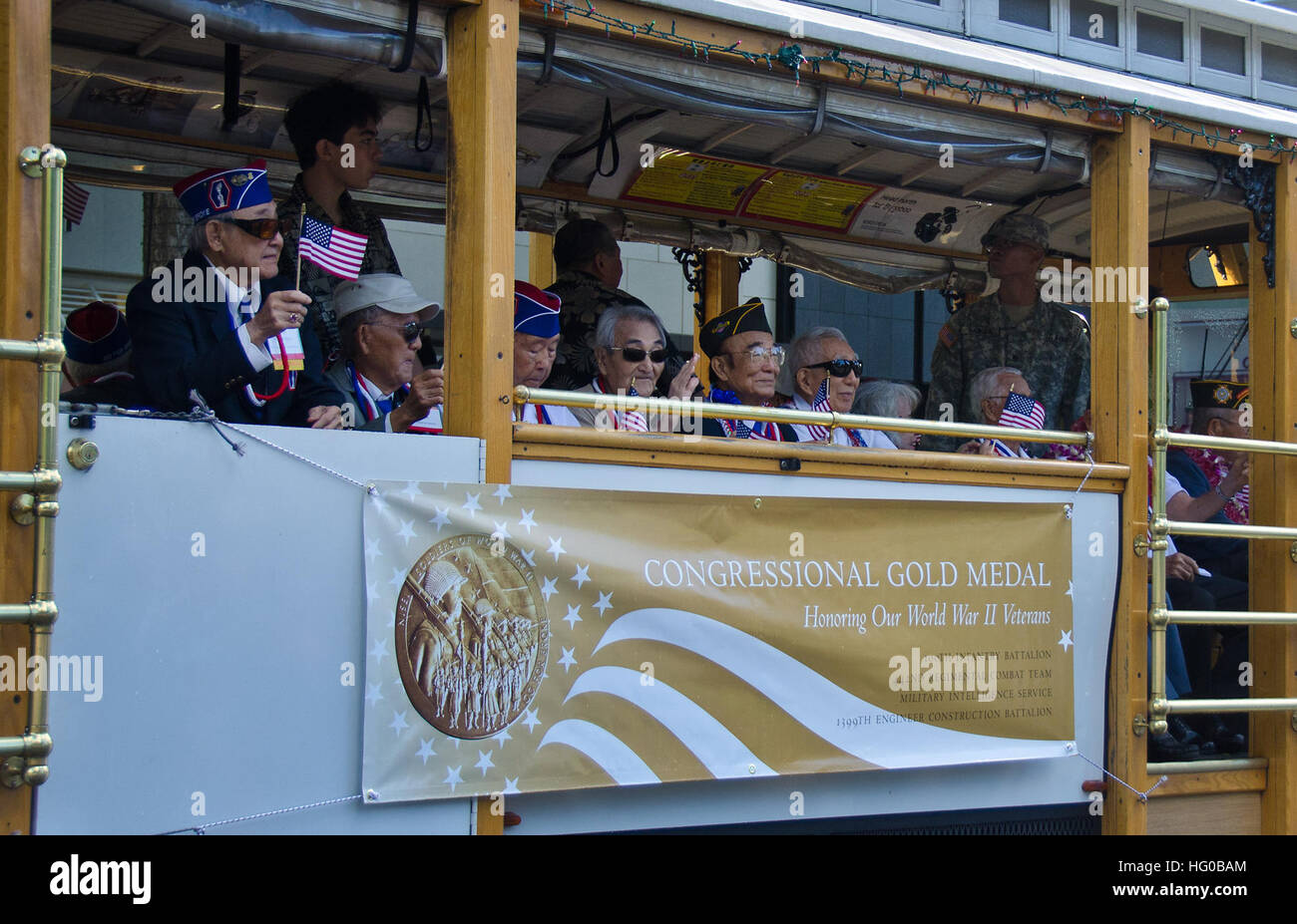 Japanisch-amerikanische Kriegsveteranen, die mit der Congressional Gold Medal ausgezeichnet wurden, nehmen an einer Parade in Waikiki teil, die das 442. Regimentskampfteam, das 100. Infanterie-Bataillon, den militärischen Geheimdienst und das 1399. Ingenieurbaubataillon ehrt. Stockfoto