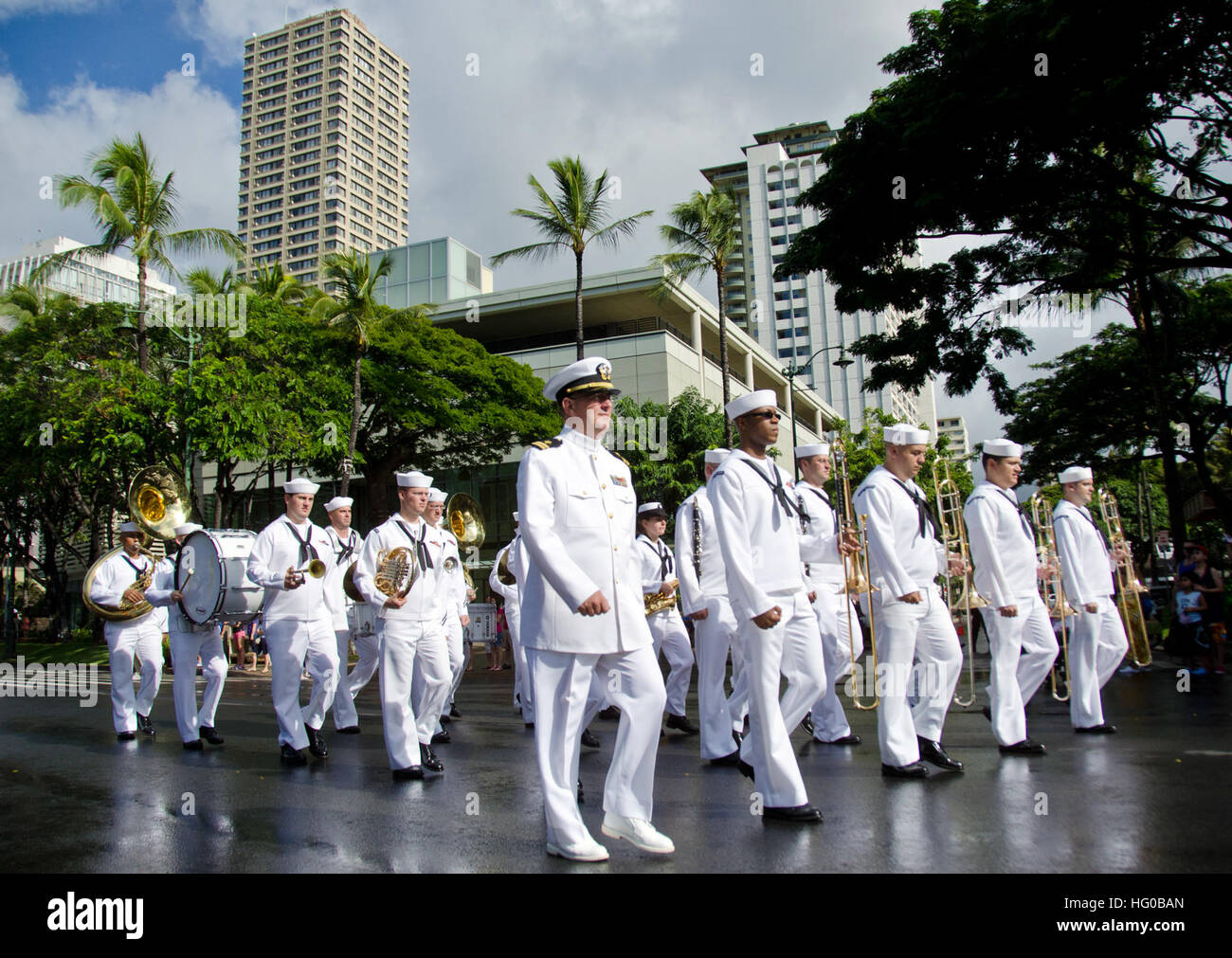Die Marschkapelle der U.S. Pacific Fleet zieht durch die Innenstadt von Waikiki, um Japanisch-amerikanische Veteranen des Zweiten Weltkriegs zu ehren, die die Congressional Gold Medal des 442. Regimentskampfteams, des 100. Infanterie-Bataillons, des militärischen Nachrichtendienstes und des 1399. Ingenieurbaubataillons erhielten. Stockfoto