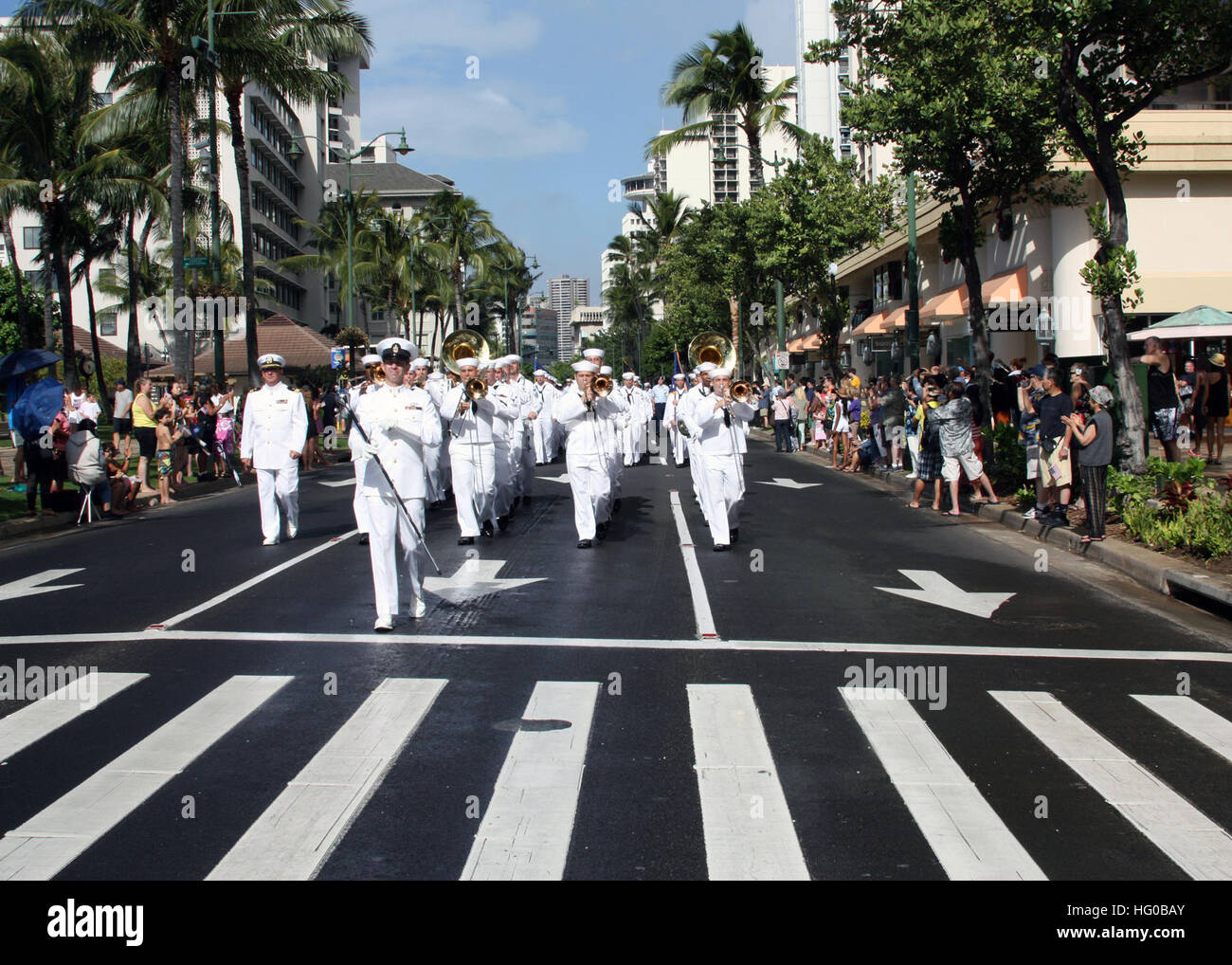 Die Marschkapelle der U.S. Pacific Fleet marschiert in einer Parade zu Ehren des 100. Infanterie-Bataillons, des 442. Regimentskampfteams und des militärischen Nachrichtendienstes, die mit der Goldmedaille des Kongresses ausgezeichnet wurden. Stockfoto