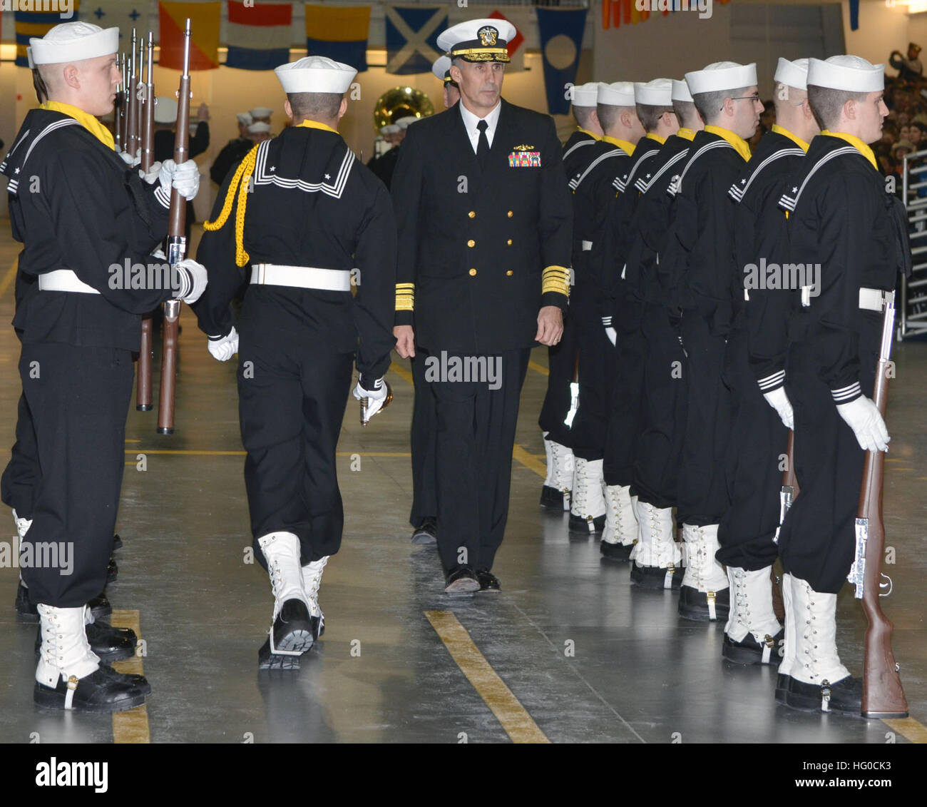 120113-N-CM124-172 GREAT LAKES, Illinois (13. Januar 2012) Vice Admiral Scott Van Buskirk, Chief of Naval Personnel, prüft einen Rekrut Bohrer Zug an einem Pass im Beitrag Teilung im USS Midway Bohren Festsaal zu rekrutieren Training Command (RTC). Van Buskirk tourte die CommandÕs Trainingsmöglichkeiten, mit Mitarbeiterinnen und Mitarbeitern gesprochen und war der Überprüfung Offizier an der wöchentlichen Abschluss. (US Navy Foto von Sue Krawczyk/freigegeben) US Navy 120113-N-CM124-172 Vice Admiral Scott Van Buskirk, Chief of Naval Personnel, prüft ein Rekrut Drill platoon an einen Pass in Prüfung Abschluss ich Stockfoto