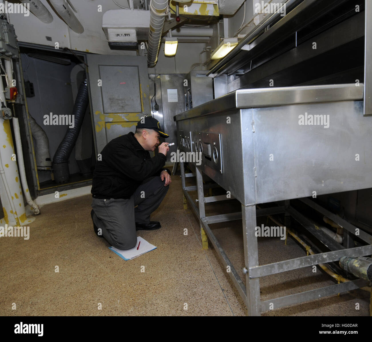 CMdR Antonio Ting der Marine Board of Inspection und Umfrage (Mission) prüft einen wärmenden Tisch in der Küche während eines Gemeindeprojektes Beziehungen an Bord der pensionierte Battledship USS Wisconsin (BB-46).  Das Schiffsmuseum plant in naher Zukunft weitere Räume für die Öffentlichkeit öffnen und Mission Mitglieder freiwillig, um ihnen zu helfen, durch die Identifizierung potenzieller Sicherheitsbedenken und tragen dazu bei, eine langfristige Wartung Programm zu entwickeln. USS Wisconsin 012513-N-ZO696-048 Stockfoto