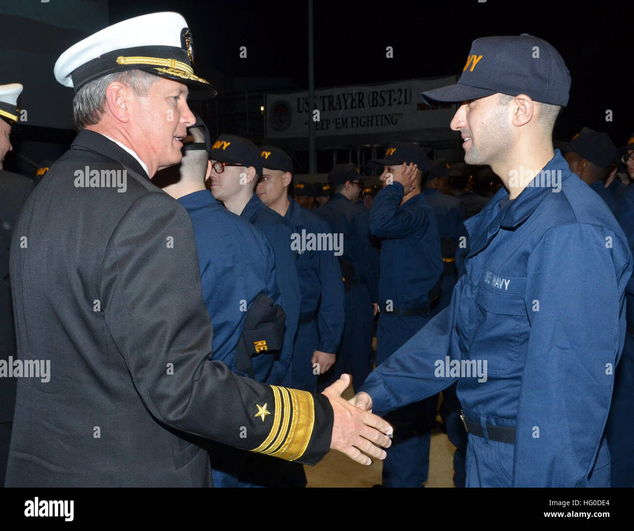 120127-N-FO977-812 GREAT LAKES, Illinois (27. Januar 2012) Vice Admiral Gerald R. Beaman, Kommandant der U. S. 3. Flotte gratuliert ein Rekrut nach einer Deckelung Zeremonie am rekrutieren Training Command (RTC). Beaman tourte die CommandÕs Trainingsmöglichkeiten, sprach mit Mitarbeiterinnen und Mitarbeitern und war die Überprüfung Officer bei der Wochenkarte im Beitrag Graduierung. Mehr als 525 Rekruten wurde offiziell Segler an der wöchentlichen Abschluss. (US Navy Foto von Mike Miller/freigegeben) US Navy 120127-N-FO977-812 Vize-Admiral Gerald R. Beaman, Kommandant der U. S. 3. Flotte gratuliert ein Rekrut nach einem Cappi Stockfoto