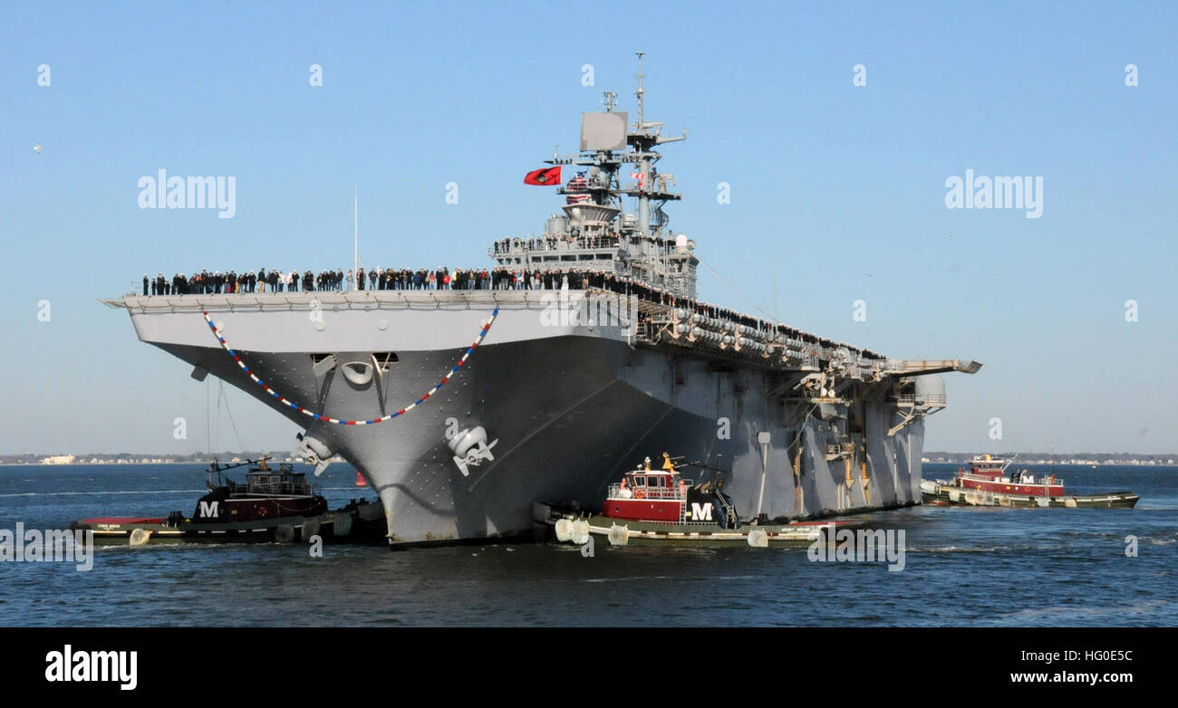 120207-N-XS512-028 NORFOLK (7. Februar 2012) die amphibischen Angriff Schiff USS Bataan (LHD-5) nach Abschluss einer 10 1/2-Monats-Bereitstellung auf die US-5. und 6. Flotte Bereiche Verantwortung zieht in Naval Station Norfolk. Die Heimkehr markiert das Ende der längsten Bereitstellung für ein Schiff der US-Marine in mehr als vierzig Jahren. Bataan des amphibischen Bereitschaft Gruppe unterstützte Operationen Enduring Freedom, Odyssey Dawn und der NATO-geführten Operation Unified Protector und Maritime Security Operations im Mittelmeer und im arabischen Meer durchgeführt. (U.S. Navy Photo von Chief Masse Kommunikation Spezialist Bleu Mo Stockfoto