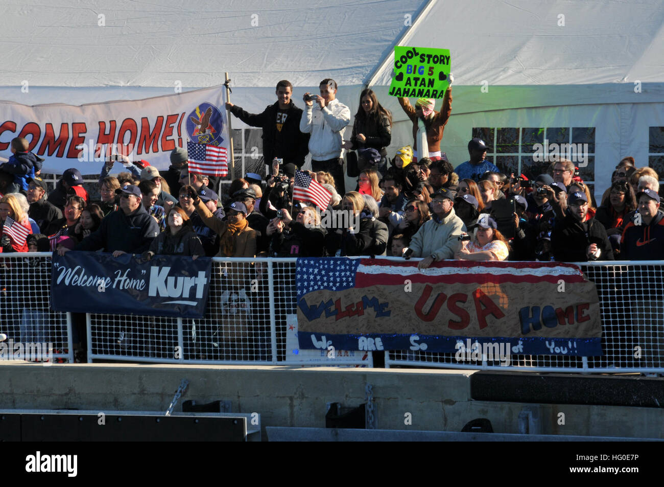 120207-N-QY430-058 NORFOLK (7. Februar 2012) eine Menge jubelt wie die amphibischen Angriff Schiff USS Bataan (LHD-5) zieht in der Naval Station Norfolk nach Abschluss einer 10 1/2-Monats-Bereitstellung auf die US-5. und 6. Flotte Bereiche Verantwortung. Die Heimkehr markiert das Ende der längsten Bereitstellung für ein Schiff der US-Marine in mehr als vierzig Jahren. Bataan des amphibischen Bereitschaft Gruppe unterstützte Operationen Enduring Freedom, Odyssey Dawn und der NATO-geführten Operation Unified Protector und Maritime Security Operations im Mittelmeer und im arabischen Meer durchgeführt. (U.S. Navy Photo von Masse Kommunikation Specia Stockfoto