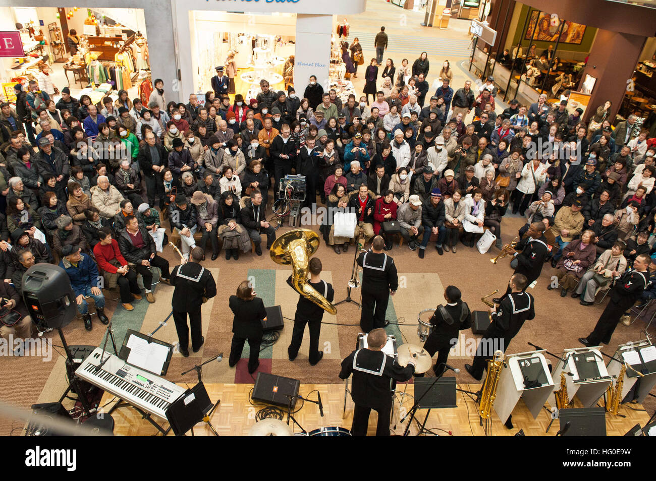 120207-N-CZ945-040 TOMAKOMAI, Japan (7. Februar 2012) U.S. 7. Flotte Brass Band führt im Einkaufszentrum AEON Tomakomai vor einem Publikum von 750 Einwohner. Segler aus den USA 7. Flotte Flaggschiff USS Blue Ridge (LCC-19), begann U.S. 7. Flotte Personal und Marines von Flotte Bekämpfung des Terrorismus Security Team-Pacific sind in Tomakomai, Japan für einen Port-Besuch zur Teilnahme an der 63. Sapporo Snow Festival. (Foto: U.S. Navy Mass Communication Specialist 2. Klasse Kenneth R. Hendrix/freigegeben) US Navy 120207-N-CZ945-040 U.S. 7. Flotte Brass Band führt auf der AEON Tomakomai shopping Stockfoto