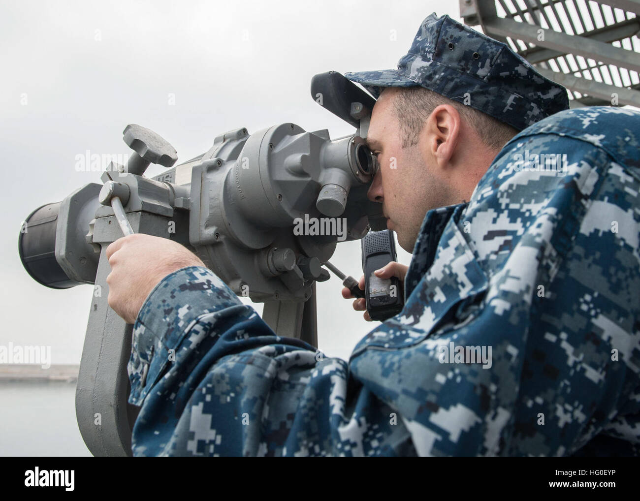 US Marine Gunner Chief Mate Kyle M. Vanleuven schaut durch ein Fernglas an Bord der Lenkwaffen-Kreuzer USS San Jacinto (CG-56) wie Palma De Mallorca, Spanien, 7. April 2014, Abfahrt nach einem geplanten Hafen-Besuch. Der San Jacinto, eingesetzt als Teil der Harry S. Truman Carrier Strike Group, wurde in den USA operierende 6. Flotte Aufgabengebiet (AOR) zur Unterstützung von maritimer Sicherheitsoperationen und Sicherheitsbemühungen Zusammenarbeit Theater als es rundet eine 9-Monats-Bereitstellung für die USA 6. und 5. Flotte AORs. (Foto: U.S. Navy Mass Communication Specialist 3. Klasse Preston-Paglinawan / Stockfoto