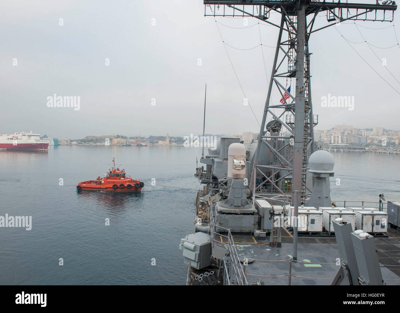 Ein Schlepper führt den Lenkwaffen-Kreuzer USS San Jacinto (CG-56) wie Palma De Mallorca, Spanien, 7. April 2014, Abfahrt nach einem geplanten Hafen-Besuch. Der San Jacinto, eingesetzt als Teil der Harry S. Truman Carrier Strike Group, ist in den USA operierende 6. Flotte Aufgabengebiet (AOR) zur Unterstützung von maritimer Sicherheitsoperationen und Sicherheitsbemühungen Zusammenarbeit Theater als es rundet eine 9-Monats-Bereitstellung für die USA 6. und 5. Flotte AORs. (Foto: U.S. Navy Mass Communication Specialist 3. Klasse Preston Paglinawan/freigegeben) USS San Jacinto fährt Palma De Mallorca 140407-N-LN6 Stockfoto