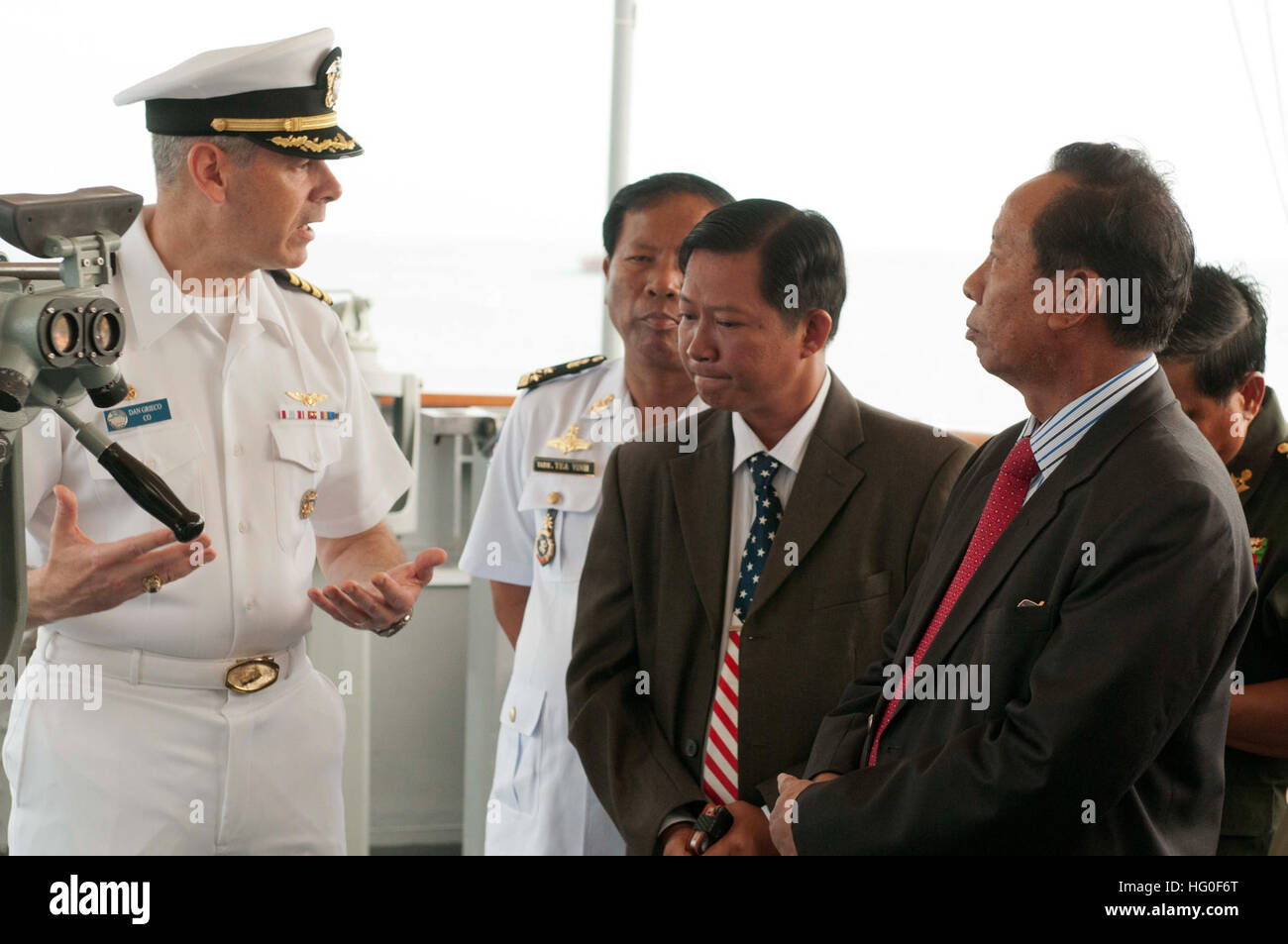 U.S. Navy Captain Daniel C. Grieco, links, der befehlshabende Offizier der US 7th Fleet Command Schiff USS Blue Ridge (LCC-19), gibt einen Überblick über das Schiff auf kambodschanische Regierungsbeamte und Mitglieder der königlichen kambodschanischen Streitkräfte 30. April 2012, in Sihanoukville, Kambodscha. Blue Ridge hielten in Sihanoukville für einen Hafen zu besuchen, während einer Patrouille in der Region Asien-Pazifik (Foto: U.S. Navy Mass Communication Specialist 2. Klasse Kenneth R. Hendrix/freigegeben) USS Blue Ridge besucht Sihanoukville 120430-N-CZ945-060 Stockfoto