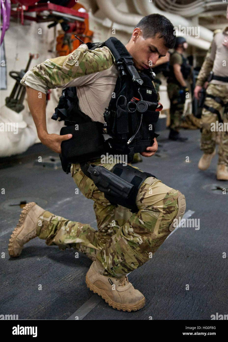 U.S. Navy Ensign Jeremy Wellens dons seines Besuchs, Board, Durchsuchung und Beschlagnahme Getriebe für eine Übung mit libanesischen Seeleute an Bord der amphibischen Transportschiff der Dock USS New York (LPD-21) 14. Mai 2012, während der Fahrt im Roten Meer während des Trainings eifrig Löwe 2012 in Angriff genommen. Eager Lion ist eine unter der Regie von US Central Command, unregelmäßige Kriegsführung angehauchte Übung mit Schwerpunkt auf Missionen, die die Vereinigten Staaten und ihre Koalitionspartner zur Unterstützung der weltweiten Einsätze durchführen könnte.  (Foto: U.S. Navy Mass Communication Specialist 3. Klasse Ian Carver/freigegeben) USS New York Aktivität 120514-N-XK513-016 Stockfoto